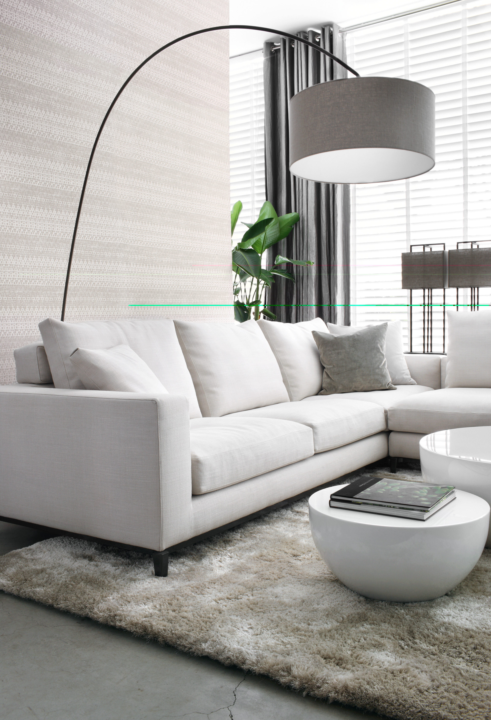 Ekstratips: Tapetet med horisontale striper gir den lyse veggen karakter.