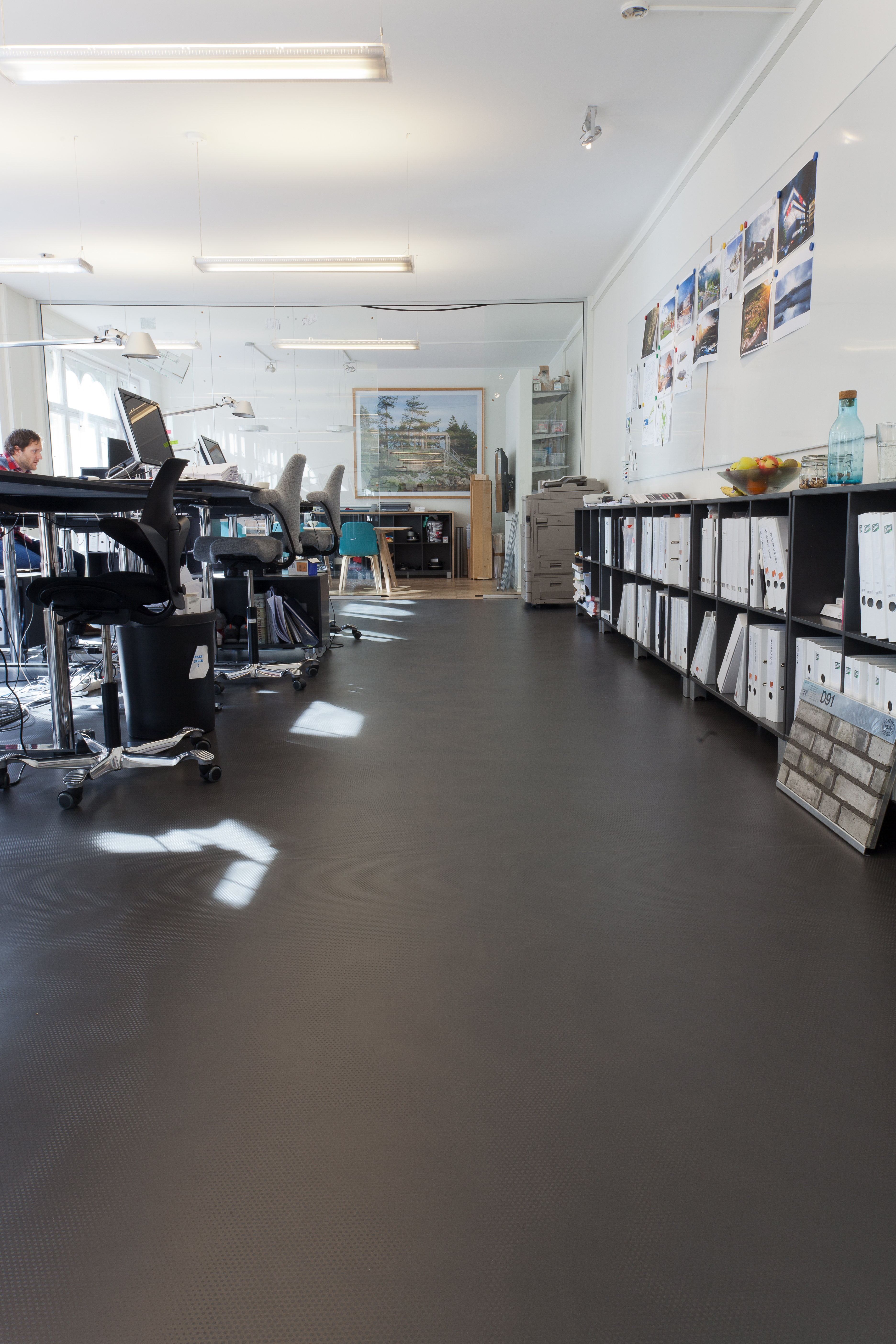 Den skimrende, antrasittgrå fargen skaper en industriell look.