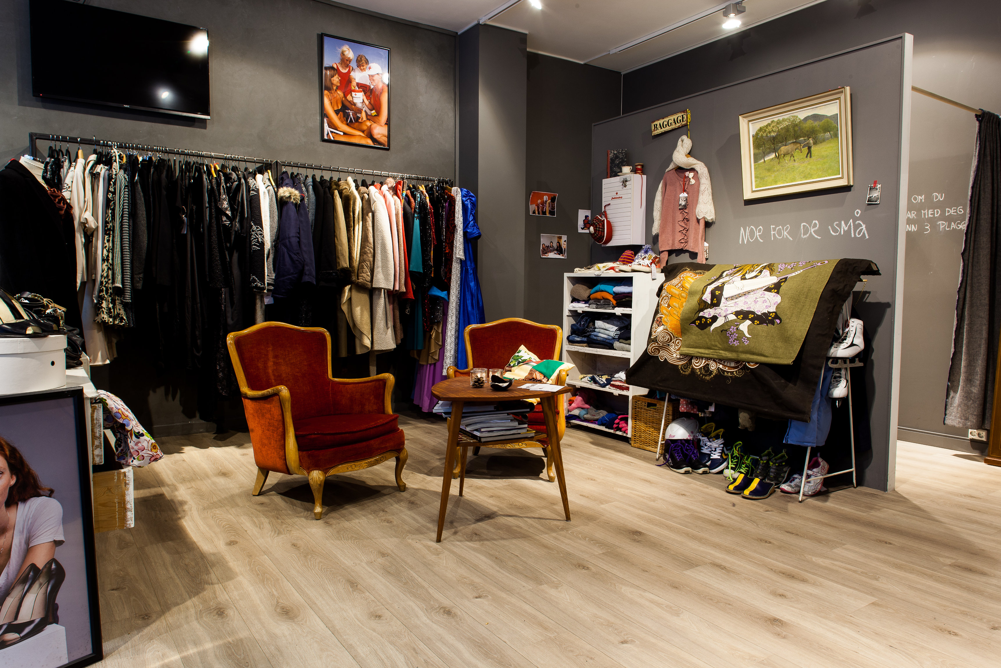 Gode stoler: Røde Kors-butikken virker innbydende, varm og ryddig, samtidig som den er uforutsigbar. De røde stolene setter sitt lune preg. Det er Annas egne stoler. – Vi vil skape god stemning her. Derfor har vi også alltid friske blomster i butikken.