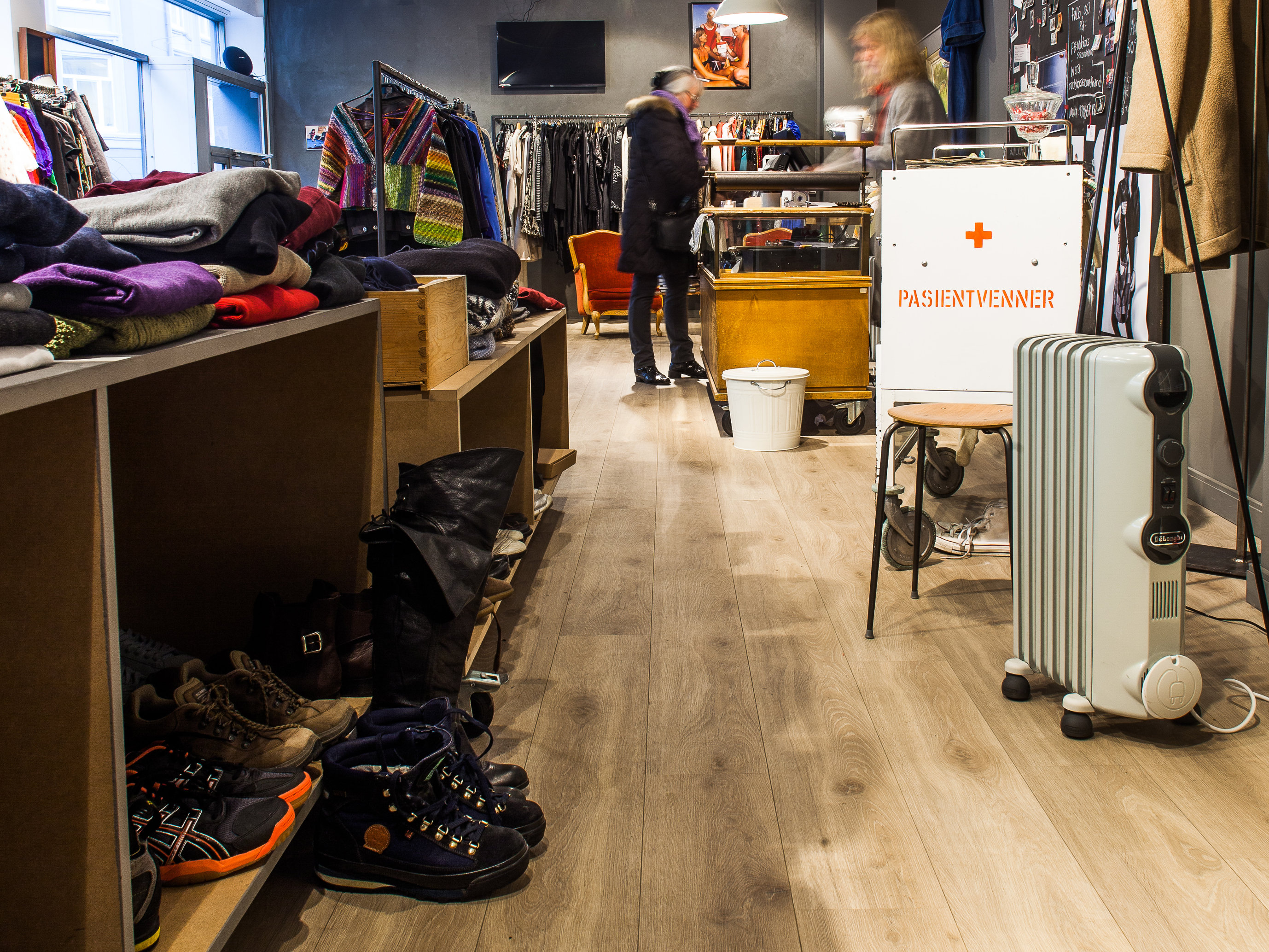 Lyse gulv: På gulvet ligger et elleve millimeter tykt høytrykkslaminat fra Berry Alloc. Det lyse gulvet gir rommet et robust preg og står godt mot butikkens øvrige stil.