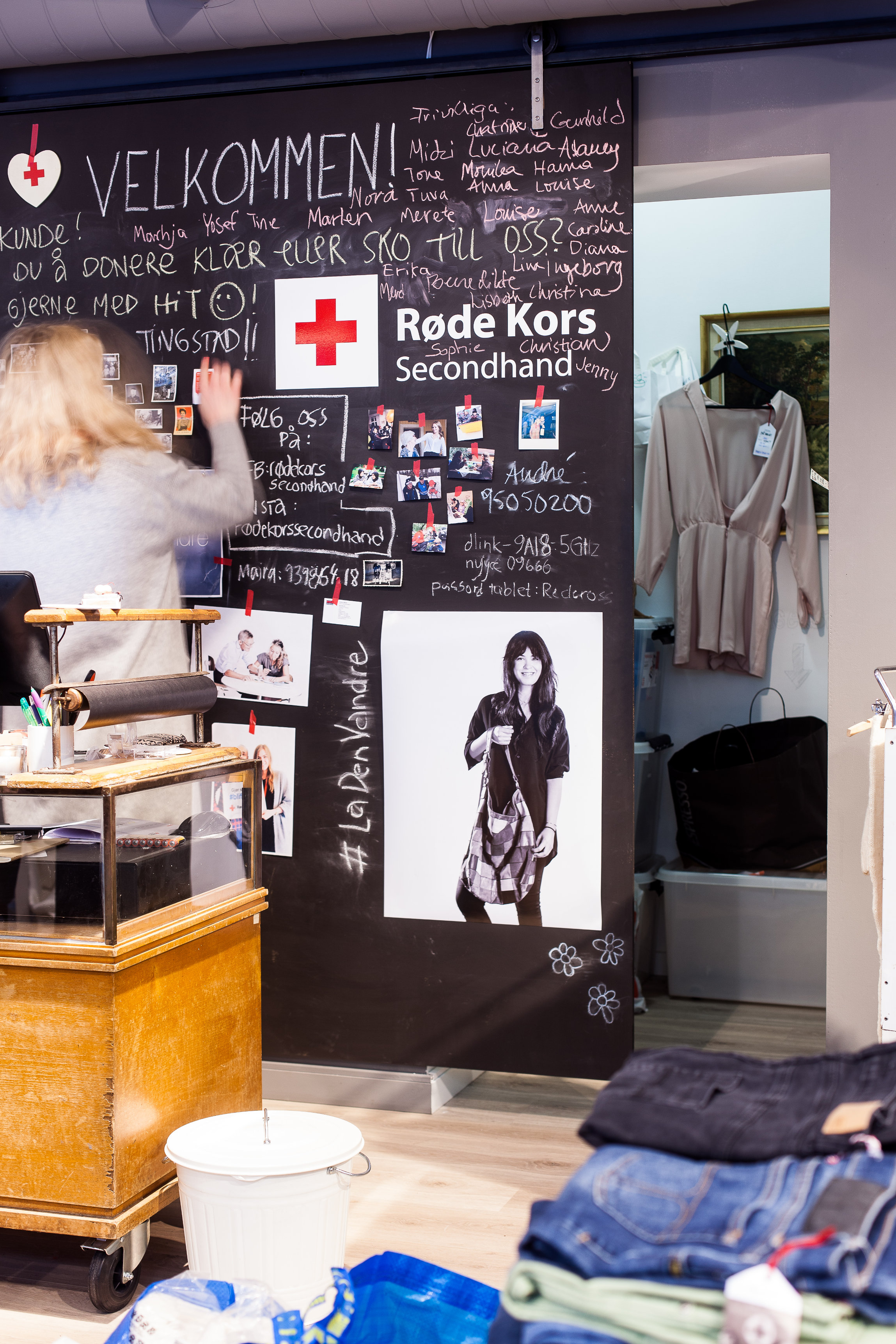 Livlig skyvedør: Skyvedøren inn til bakrommet ble laget av Filmparken på Jar i Bærum. Den fungerer som en levende og effektiv informasjonstavle. Bolt AS har laget opphenget til skyvedøren.