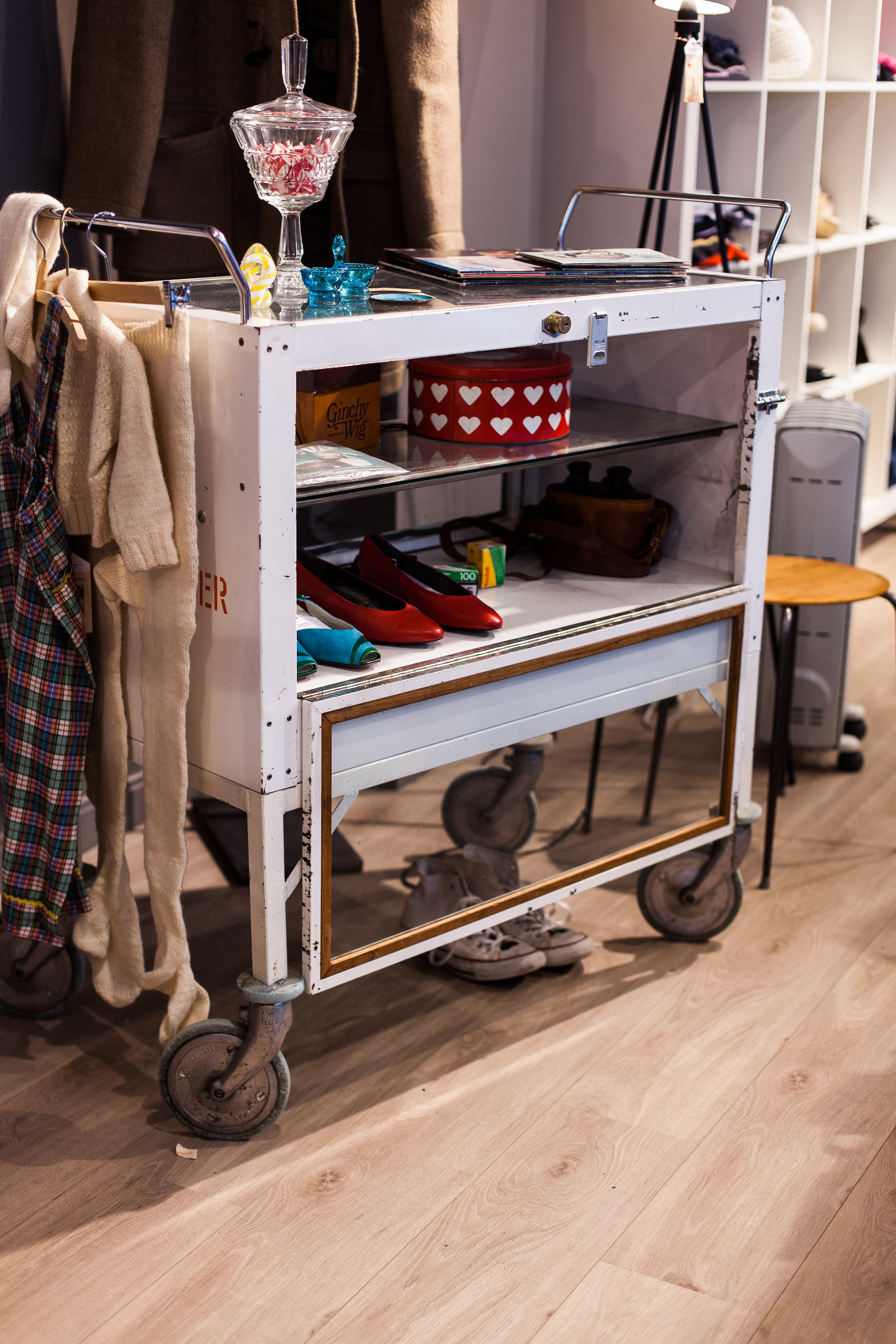 Medisin på hjul: Dette medisinskapet sto på Røde Kors-huset i Oslo. Nå står det i butikken og fungerer som skap Og hylle. Alle løse elementer i butikken står på hjul slik at de lett kan flyttes. Planen er å bruke butikken til kulturinnslag og konserter.