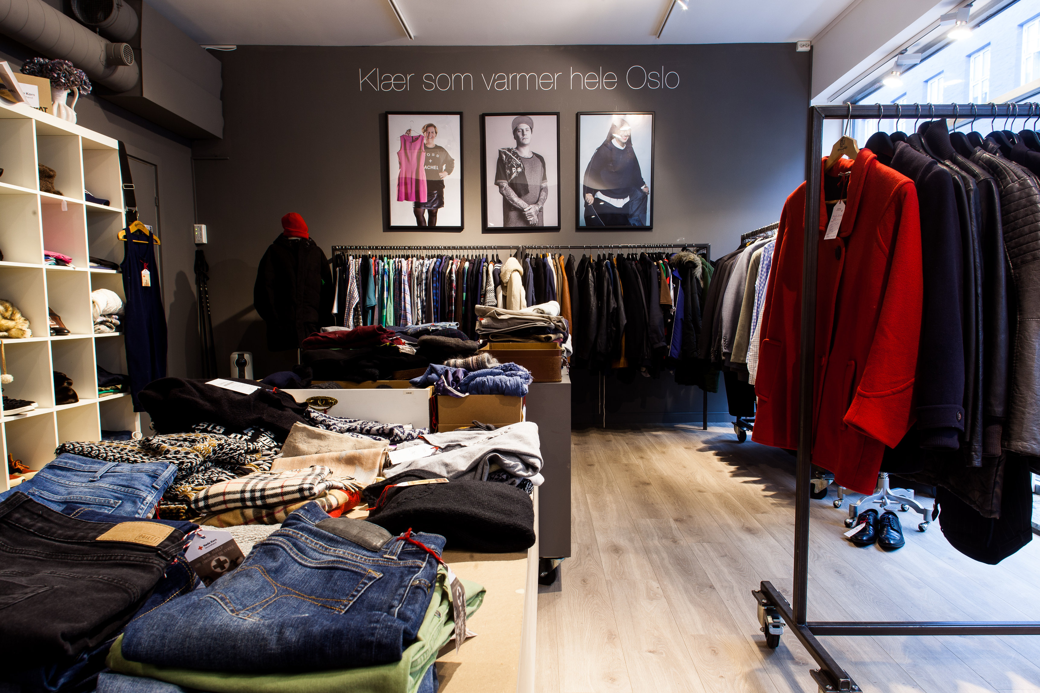 Røde Kors – Selger klær med historier