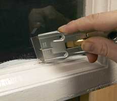 Får du maling på vindusglasset, er redningen nær. En vindusskrape fjerner malingen raskt.