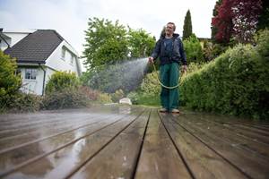 Det er mye lettere å vaske terrassen og alle uteområder når det regner lett. 
