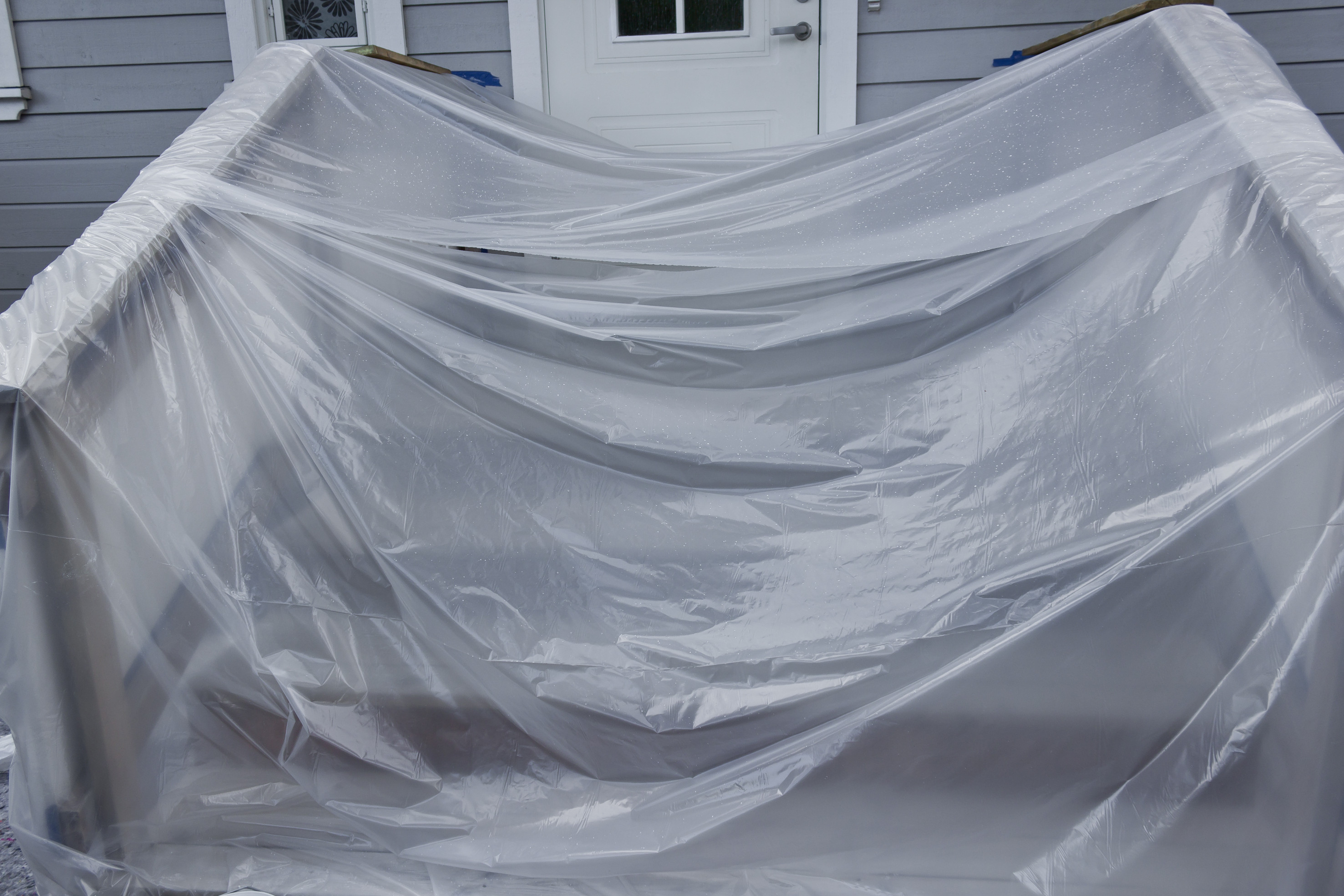 REGNFRAKK: Terrassebeis som utsettes for regn f&oslash;r den har t&oslash;rket, vil kunne f&aring; skjolder. Ved et plutselig, lite regnskyll, er det lurt &aring; ha en presenning klar.