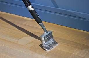 RELAKKERE:Hvis du lakkerer gulvet før det slites ned til bart tre, så har du pent gulv lenge. Vær spesielt obs på gulvet i entré og på kjøkken.