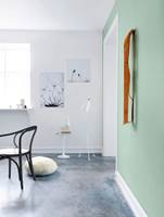 Et avslappende interiør med farge i kombinasjon med hvitt. Her er det Flüggers Relaxed Green som står for fargen i inteirøret. 