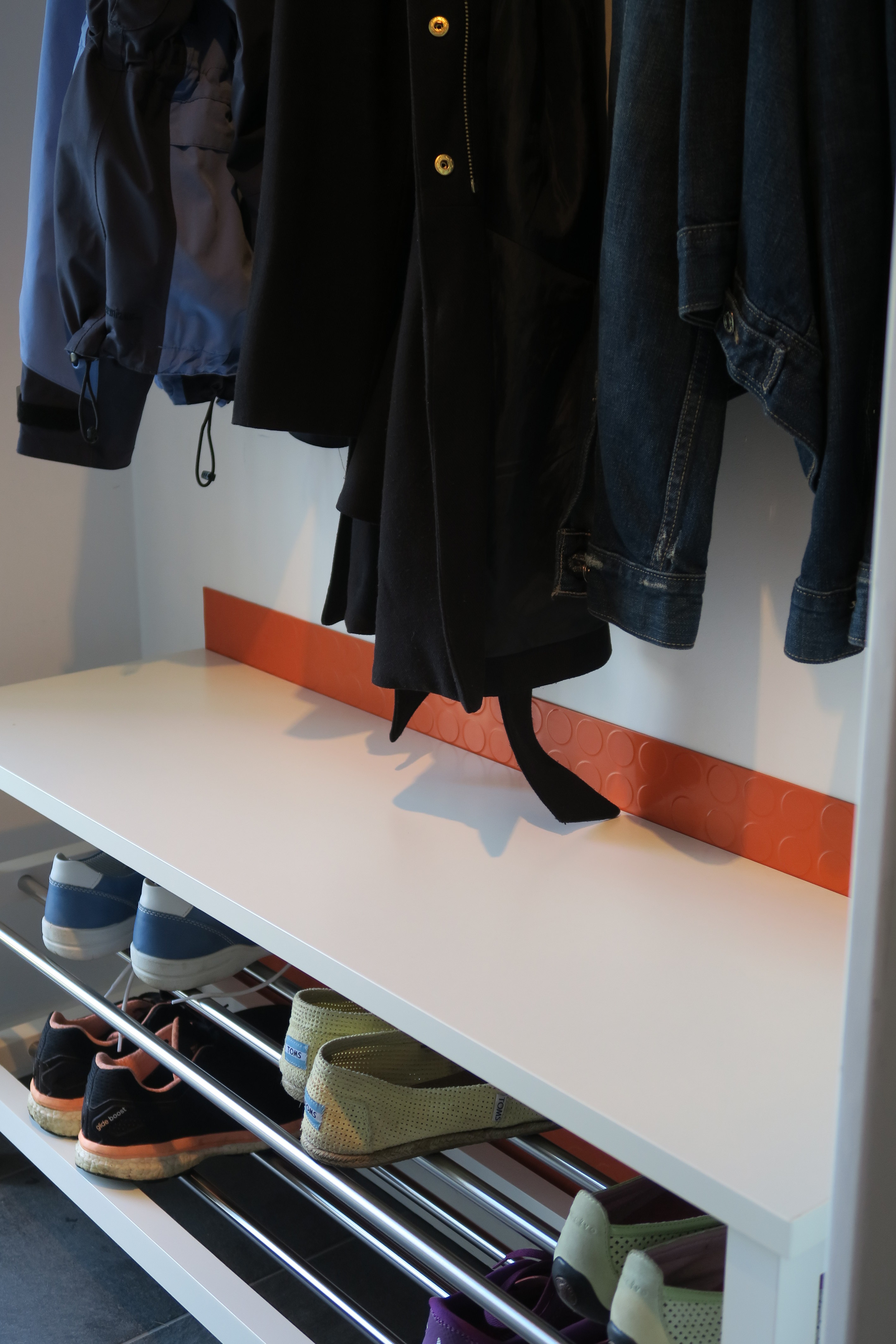 Veggen er sikret og alt kan settes tilbake på sin faste plass.