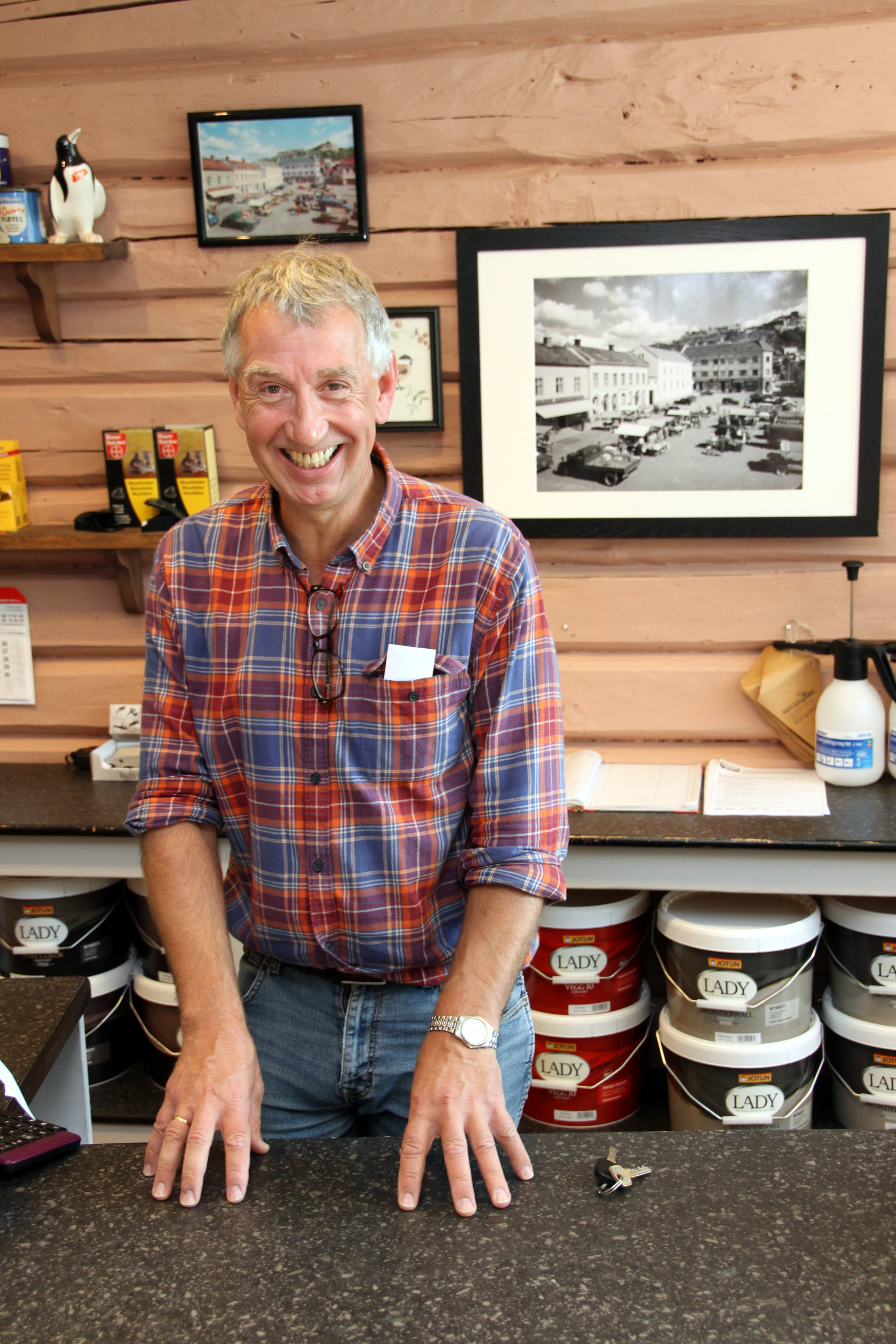REN OG PEN: Einar Skontorp startet sin karriere hos fargehandler Odd Meyer i Tønsberg. – Jeg lærte at en selger må ha rene og pene negler, smiler 54-åringen, som åpnet dørene til Halden Farvehandel i 2012.