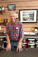 <b>REN OG PEN:</b> Einar Skontorp startet sin karriere hos fargehandler Odd Meyer i Tønsberg. – Jeg lærte at en selger må ha rene og pene negler, smiler 54-åringen, som åpnet dørene til Halden Farvehandel i 2012.