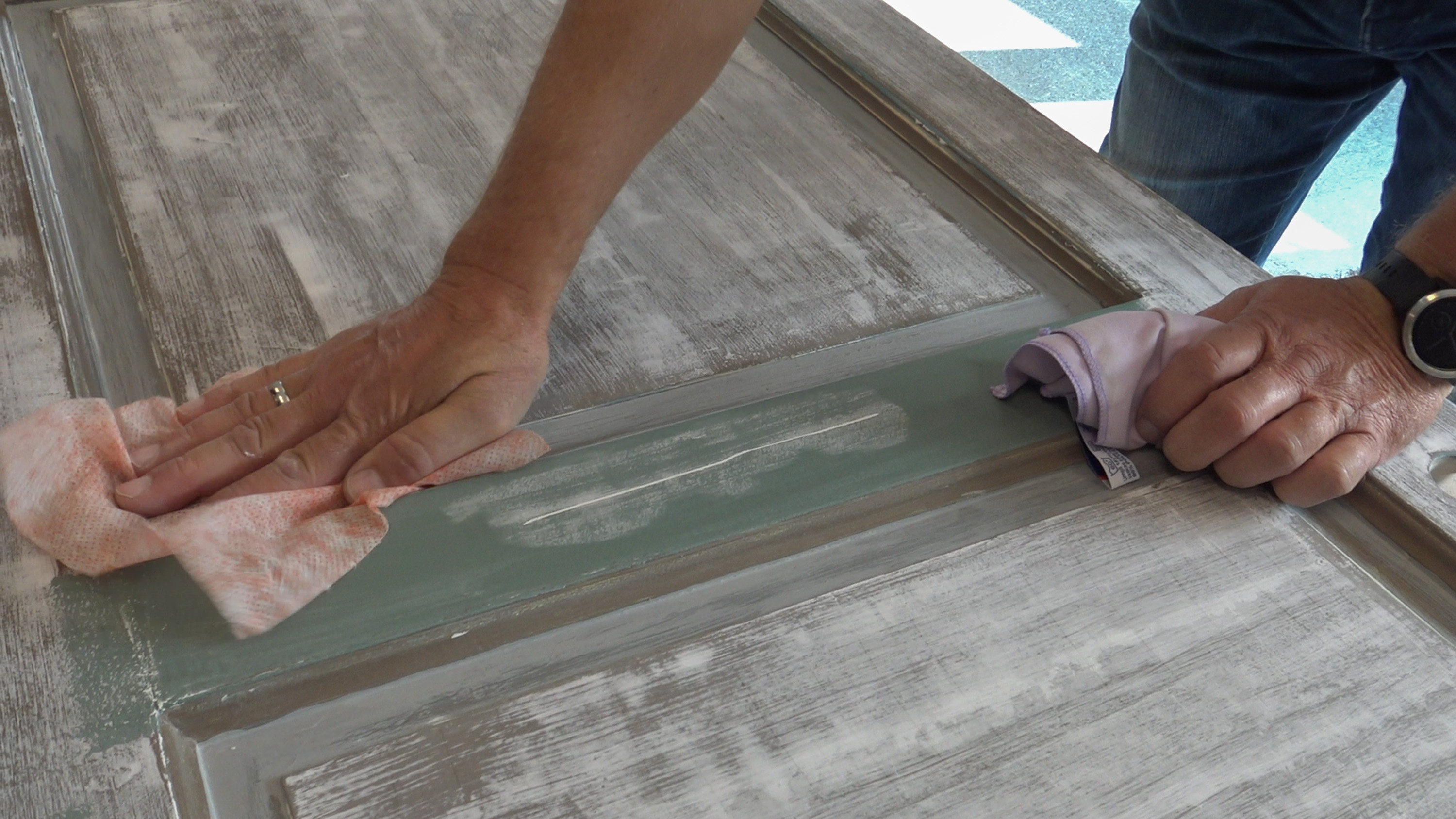 rengjøring av dør før grunning og maling