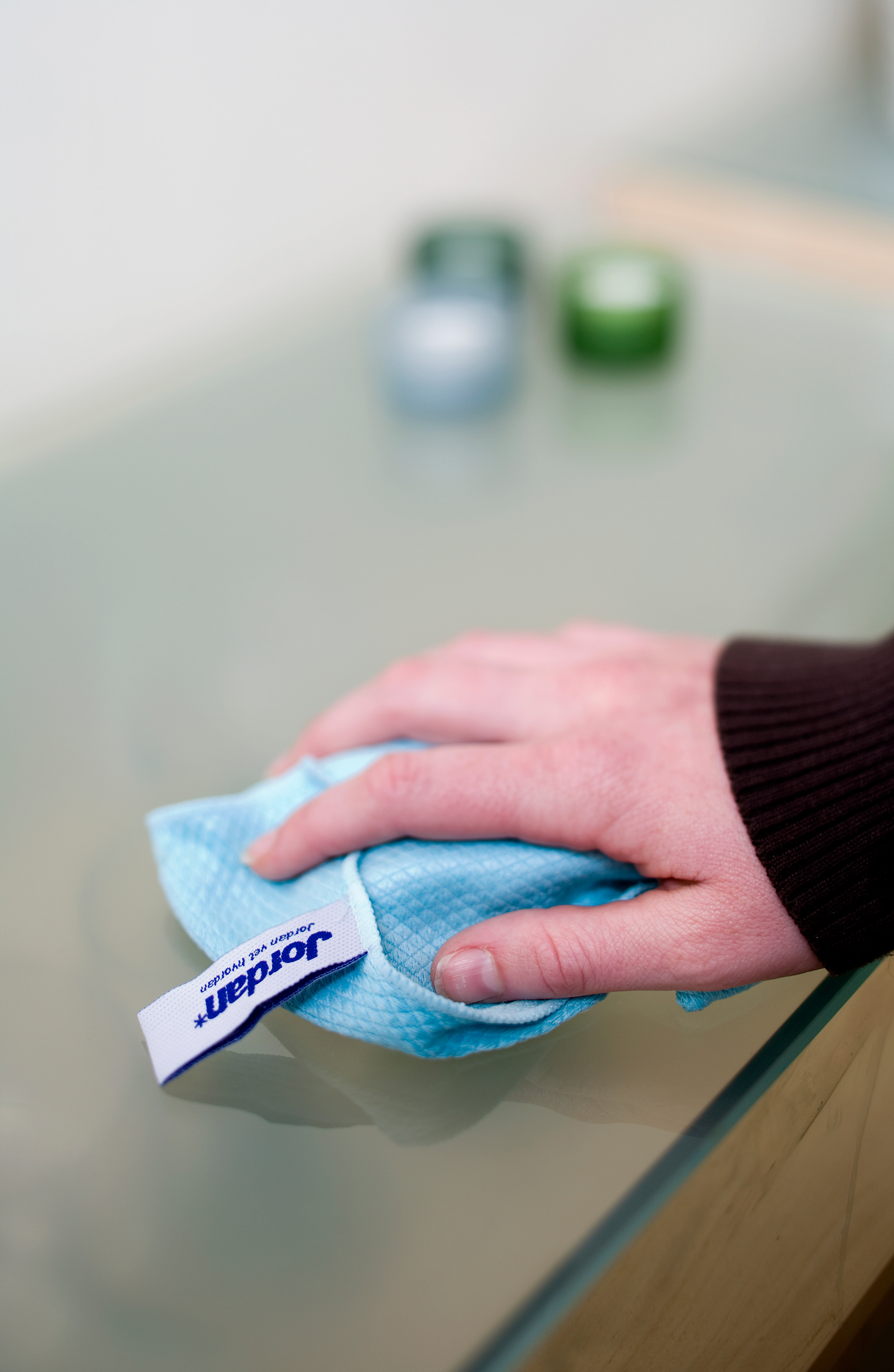 På bordene i boligen samler deg seg mye støv og skitt, og det tar ikke lange tiden å gå over dem med en spray og klut.