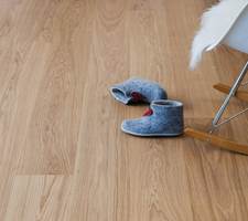 Lakkerte gulv rengjøres best med tørre metoder. Bruk støvsuger eller tørr mikrofibermopp beregnet for gulv. Flekker fjernes lokalt med fuktig klut. Hvis hele gulvet skal våttørkes, er det et godt råd å dusje moppen med vann, i stedet for å dyppe den i vaskebøtten.