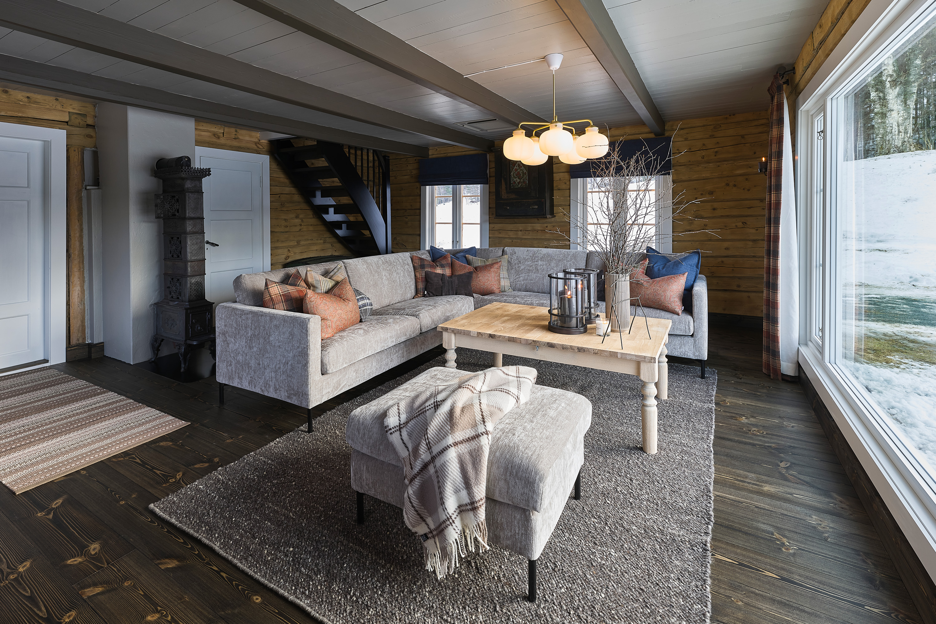 Hyttemiljø med lys sofa og teppe