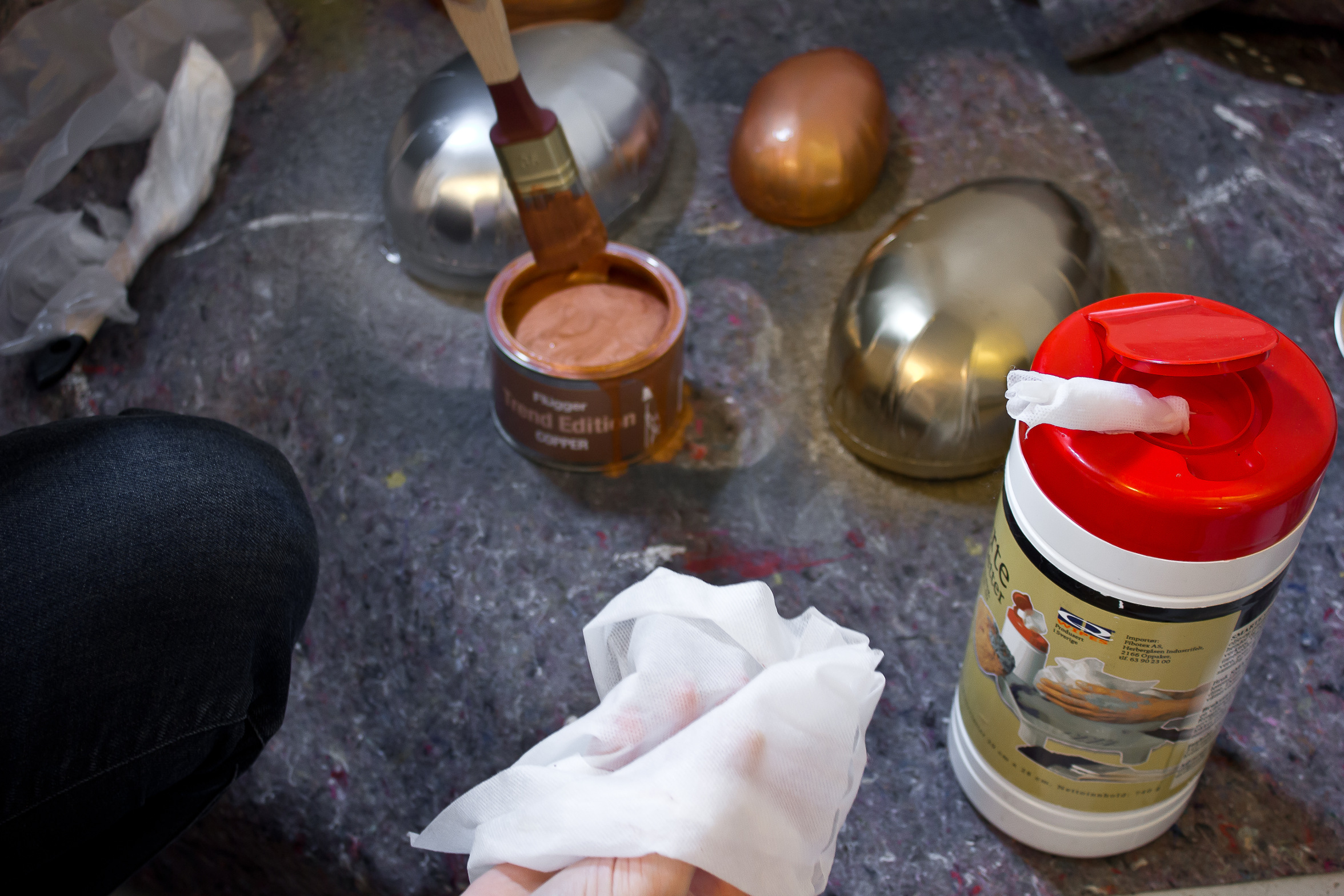 Å mette penselen betyr ganske enkelt at du skal dyppe den i maling.