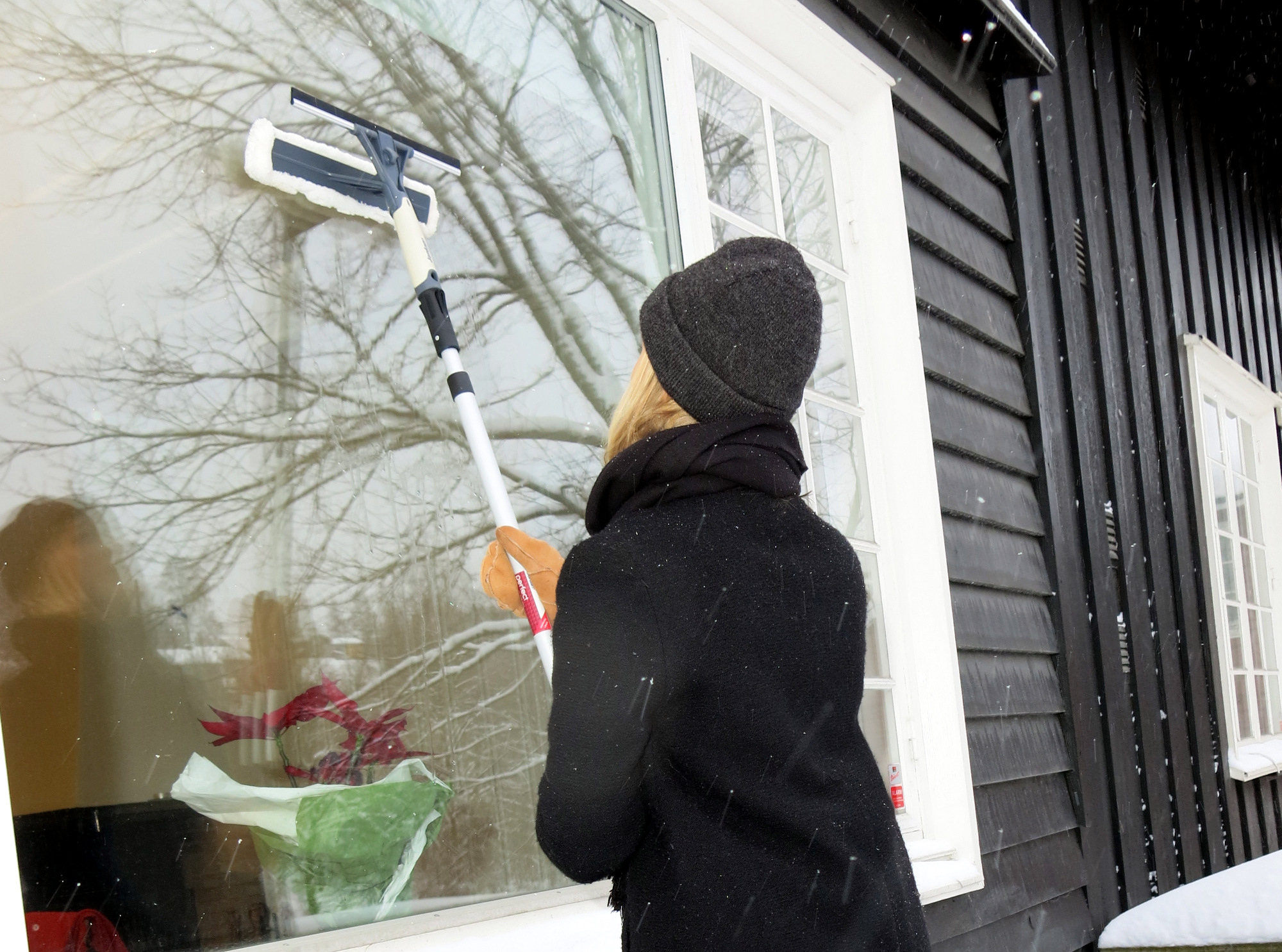 RENT: Ta vindusvasken før det blir altfor kaldt. Det er kjekt med rene ruter til jul. (Foto: Robert Walmann/ifi.no)