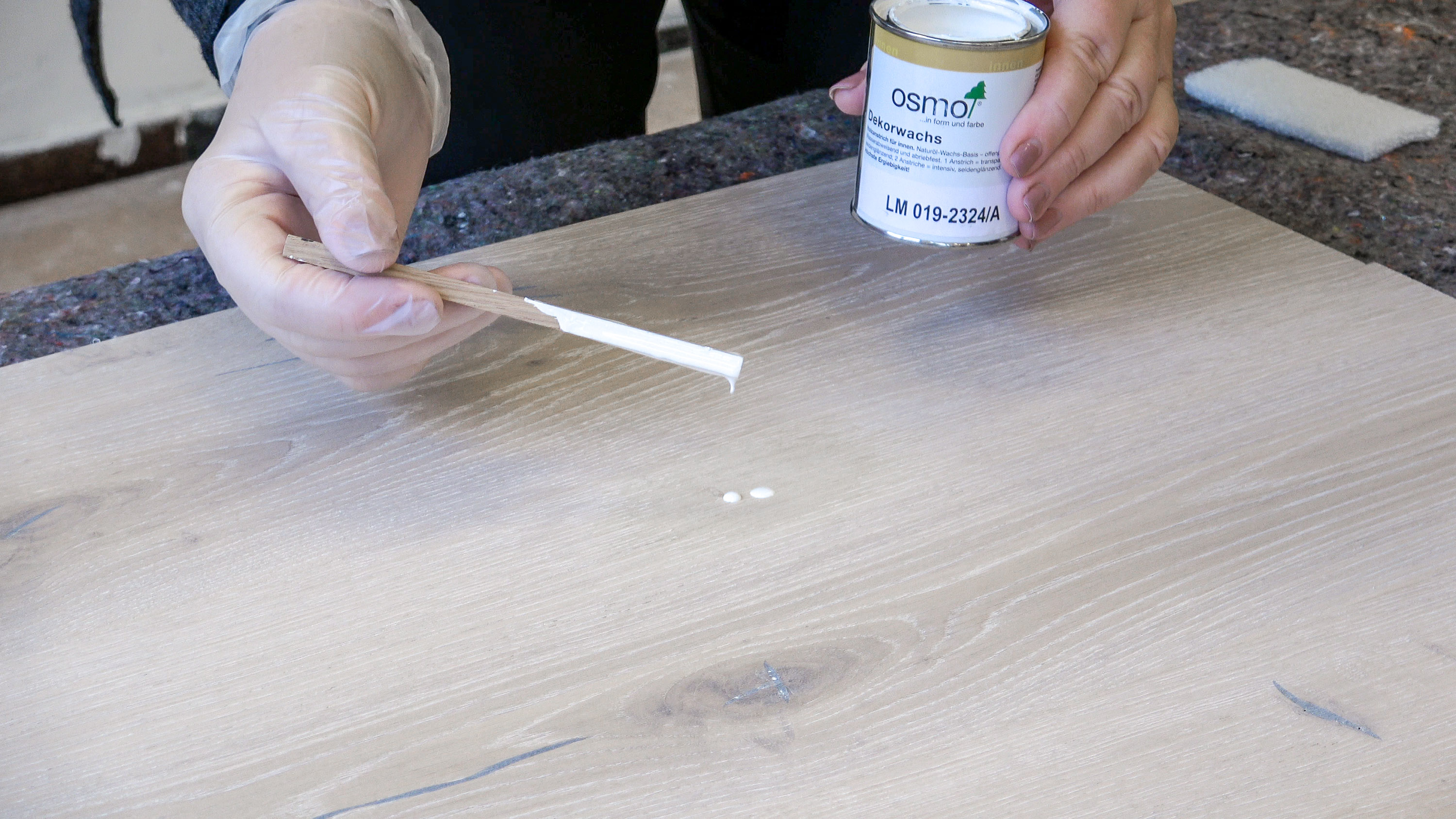 noen dråper pigmentert hardvoksolje