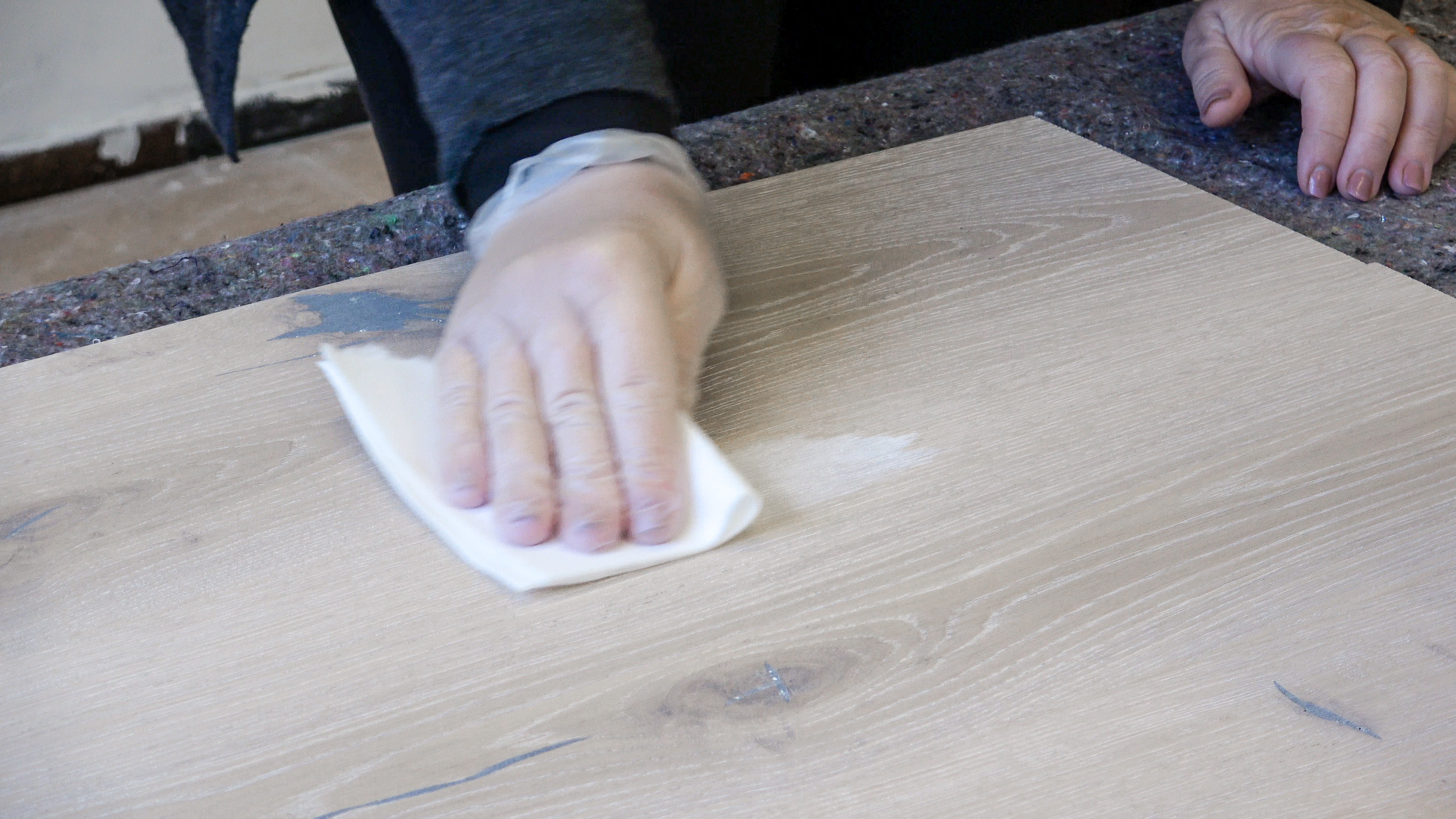 tørk opp overskytende olje