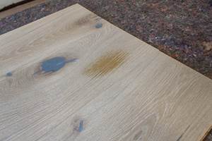 Et hardvoksoljet gulv trenger jevnlig lett vedlikehold og tilførsel av et pleiende middel. Har det likevel oppstått en slitasjeskade i overflaten, er denne enkel å reparere selv. 