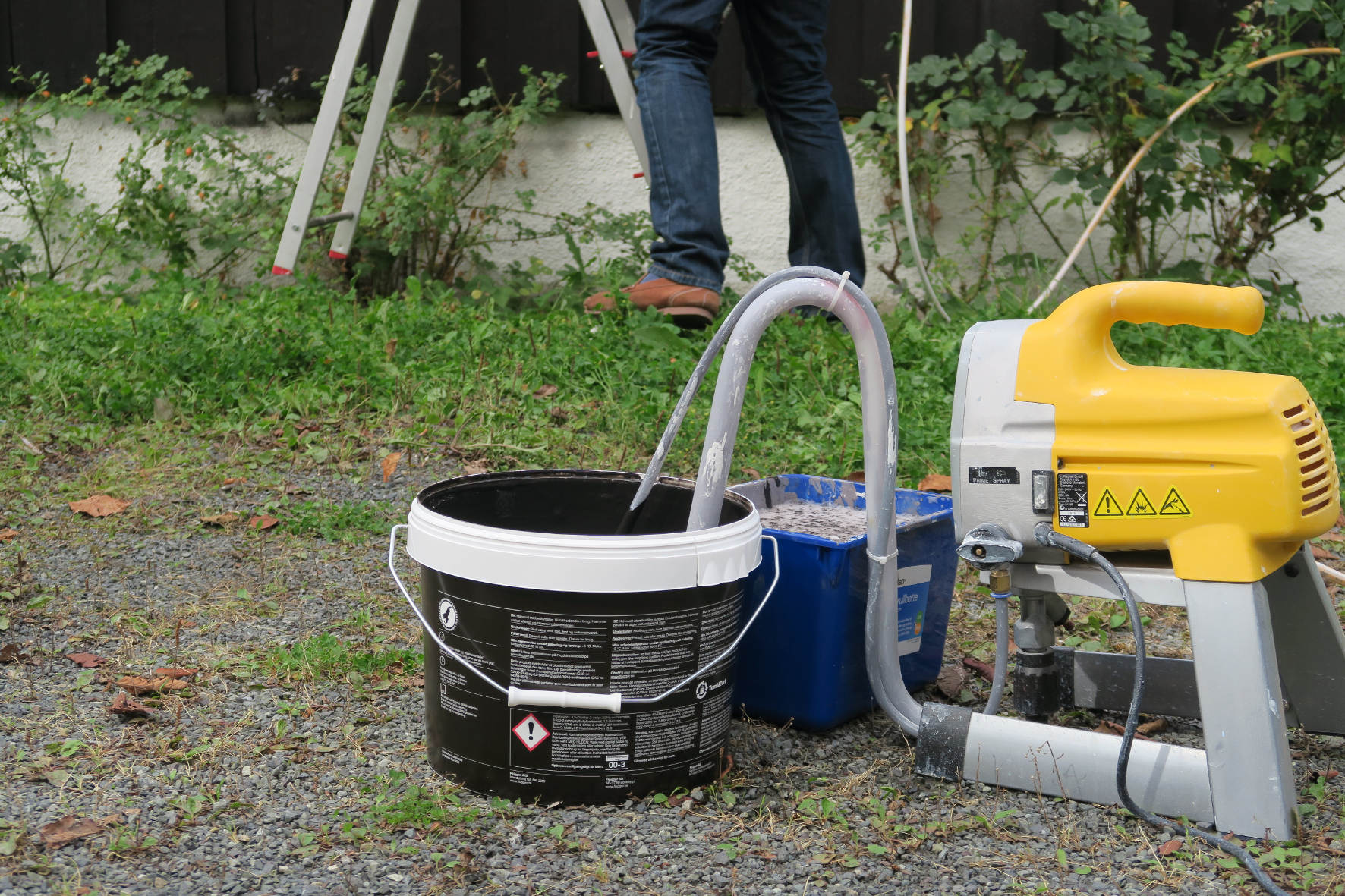 Den dyrere varianten av sprøyta suger opp maling fra spannet på bakken, slik at selve sprøyta blir lettere å holde.