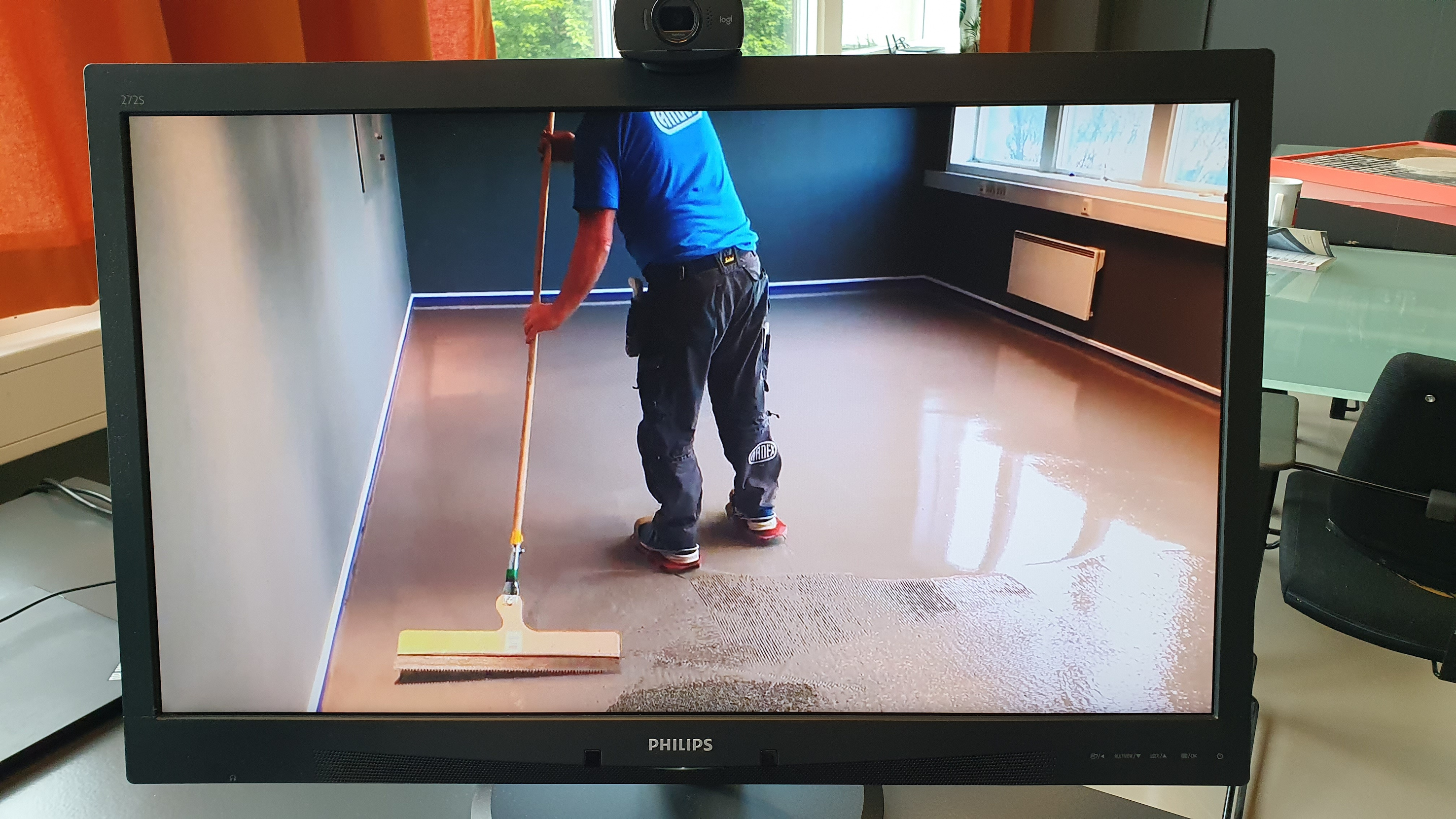 Påfører sparkelmasse på teppegulv