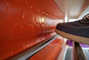 Gummi er lett å holde rent. Med gummifliser i skosonen er det ikke lenger fare for at sko vil stange mot hvite vegger.