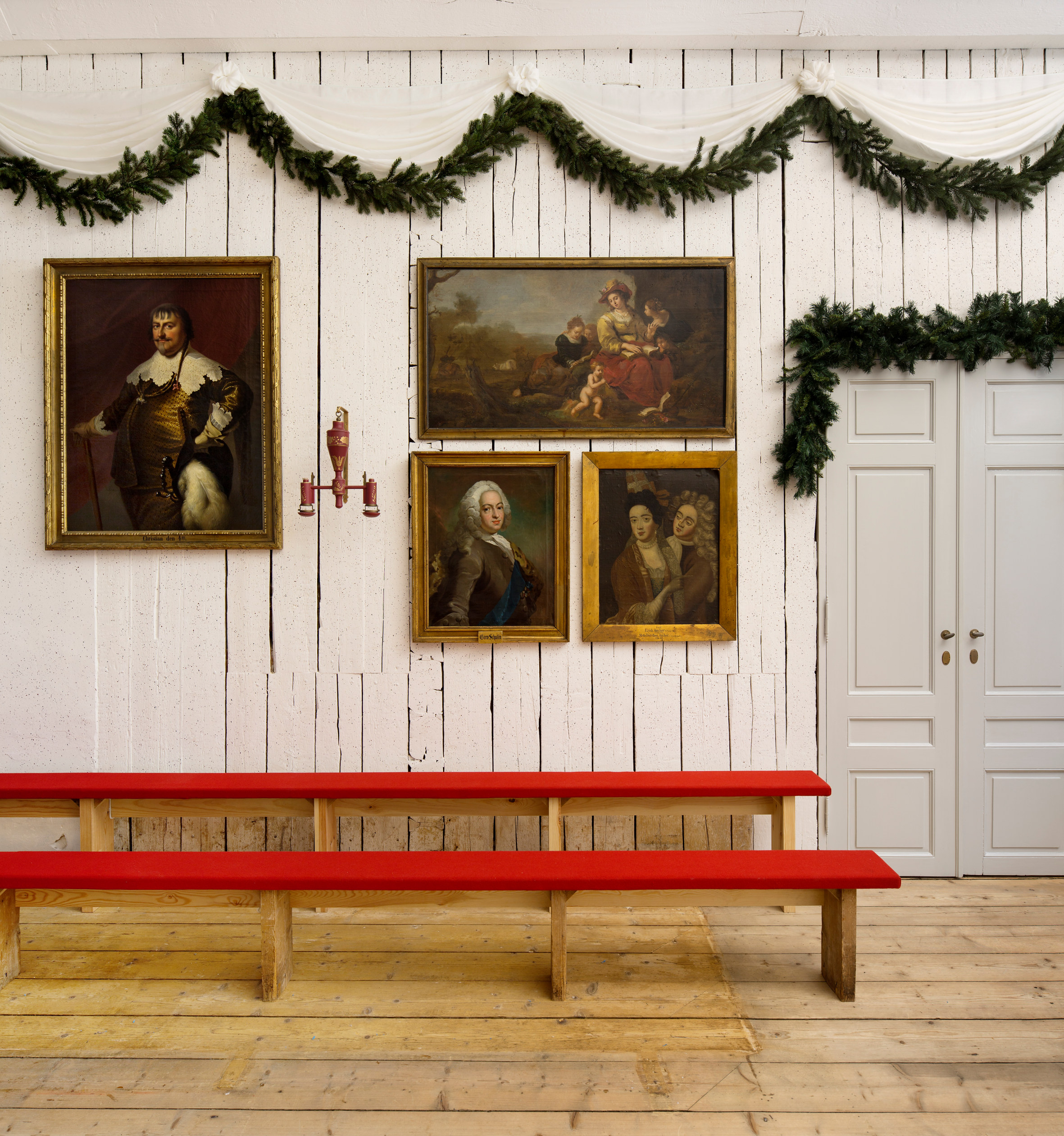 Rikssalen hadde opprinnelig hvitmalte vegger med stenkdekor i rustrødt, grått og sort.