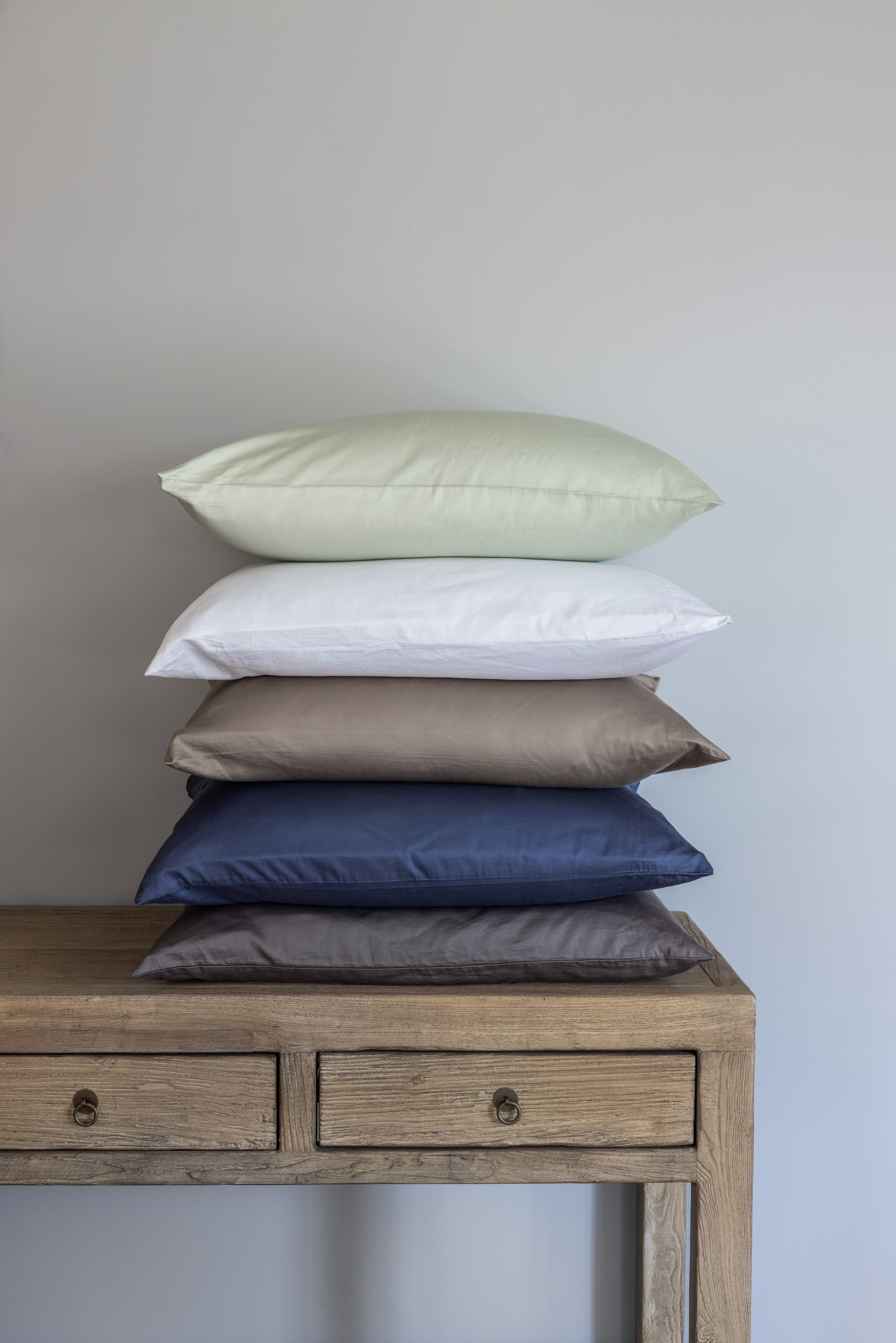 Flere puter satt oppå hverandre med ulik fyllingsgrad