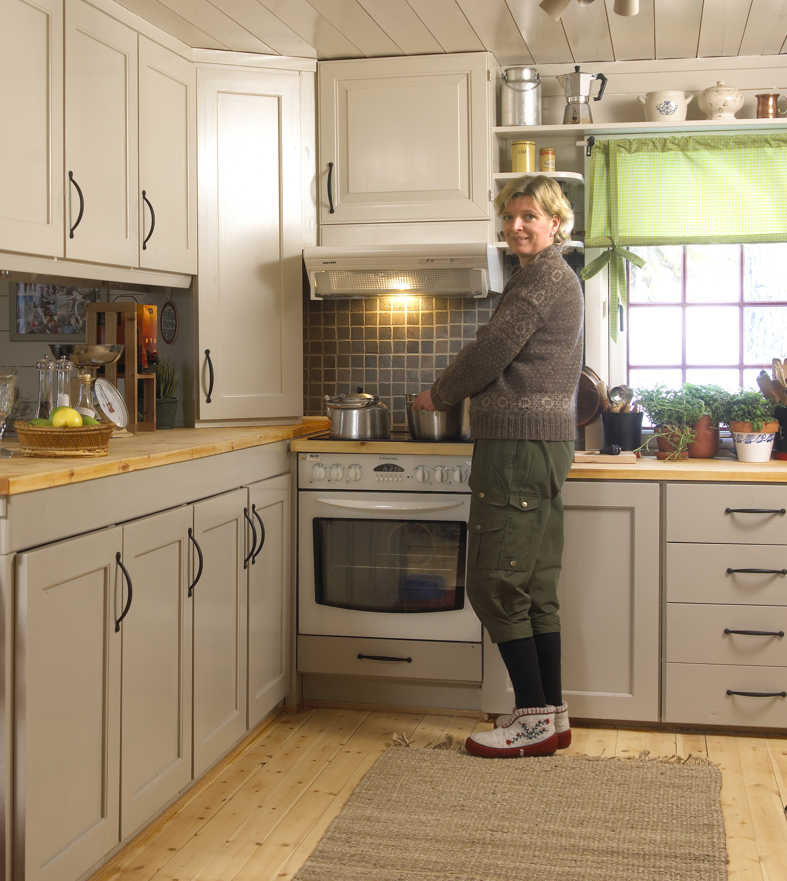 Lekkert, «nytt» kjøkken med maling, nye håndtak på skuffer og skap og steinfliser, og endelig er det god plass til å lage mat. 