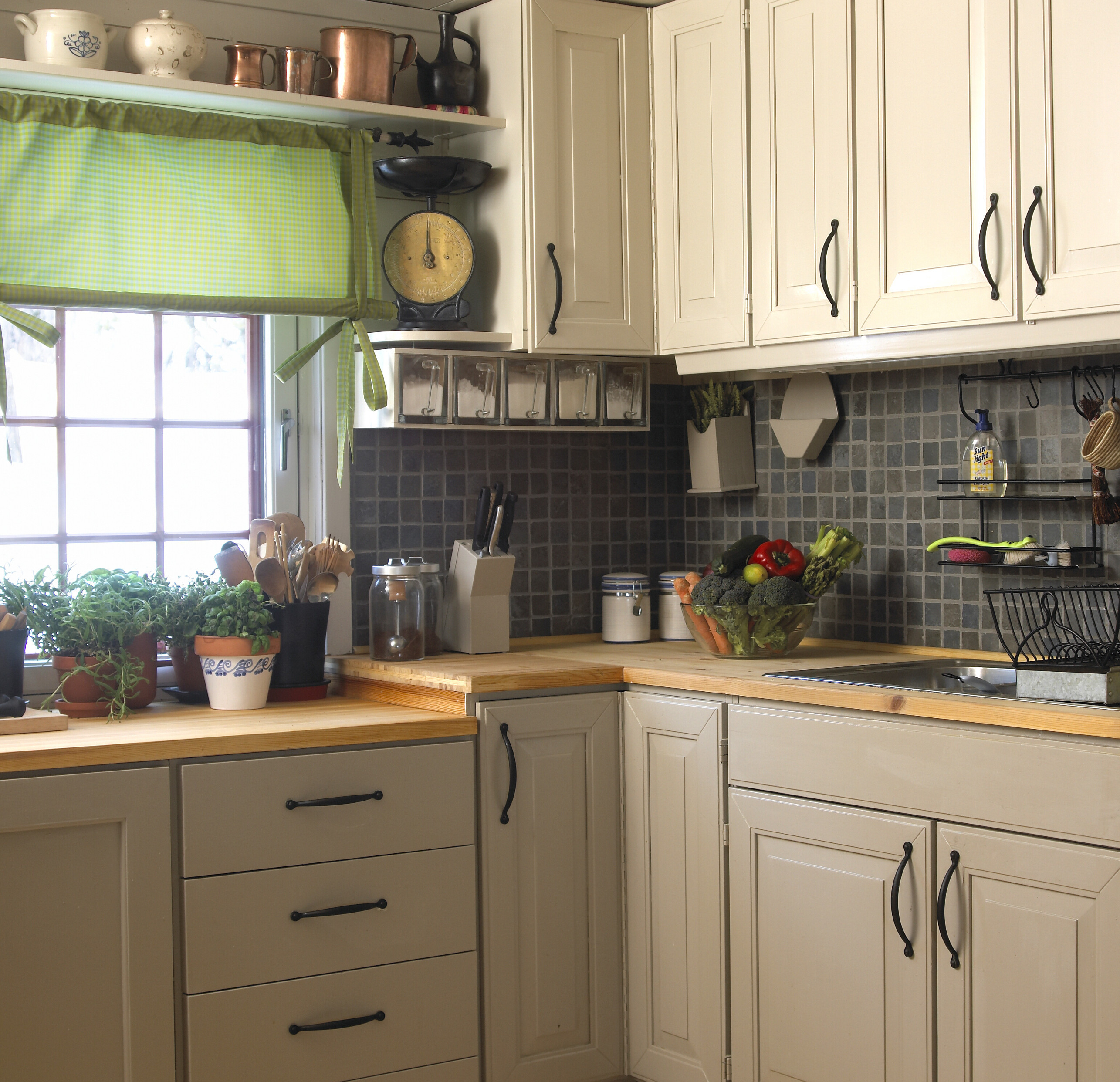 Nygammelt kjøkken i to farger