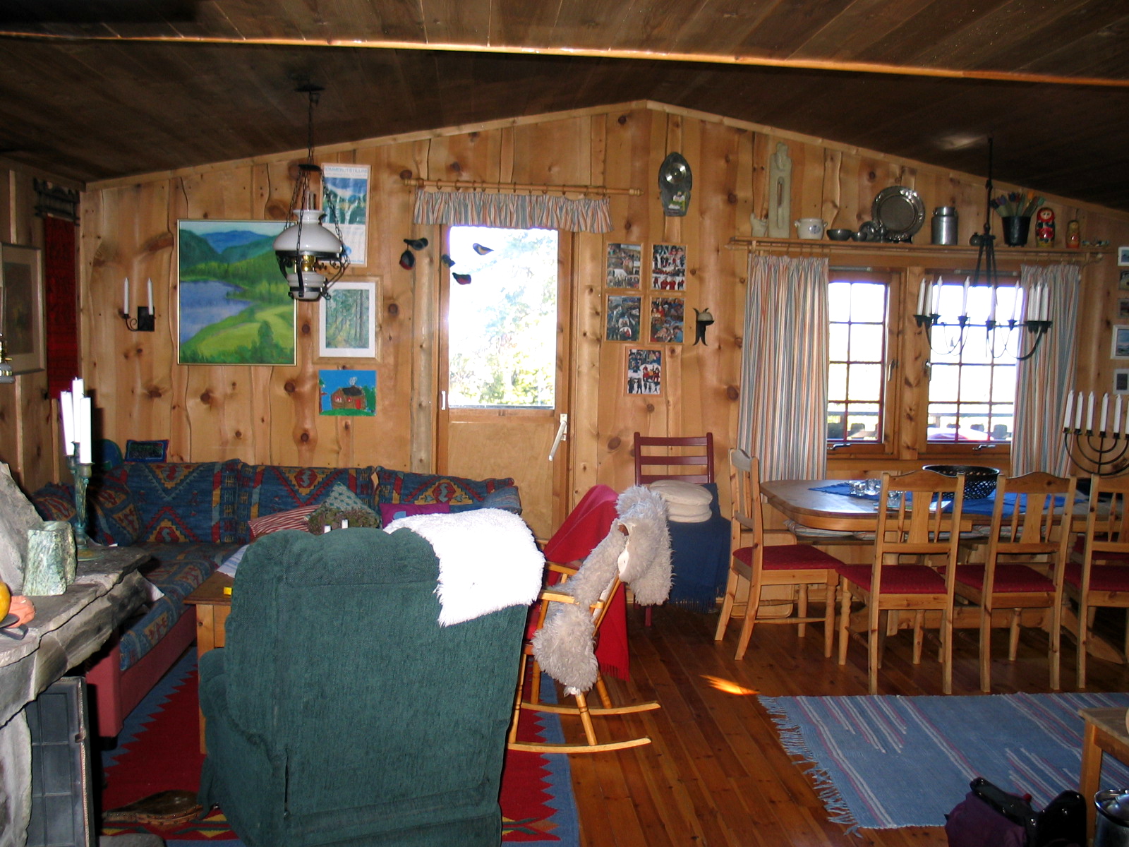 Stuen før maling og lakk fikk fritt leide; mørk, gul og urolig. 