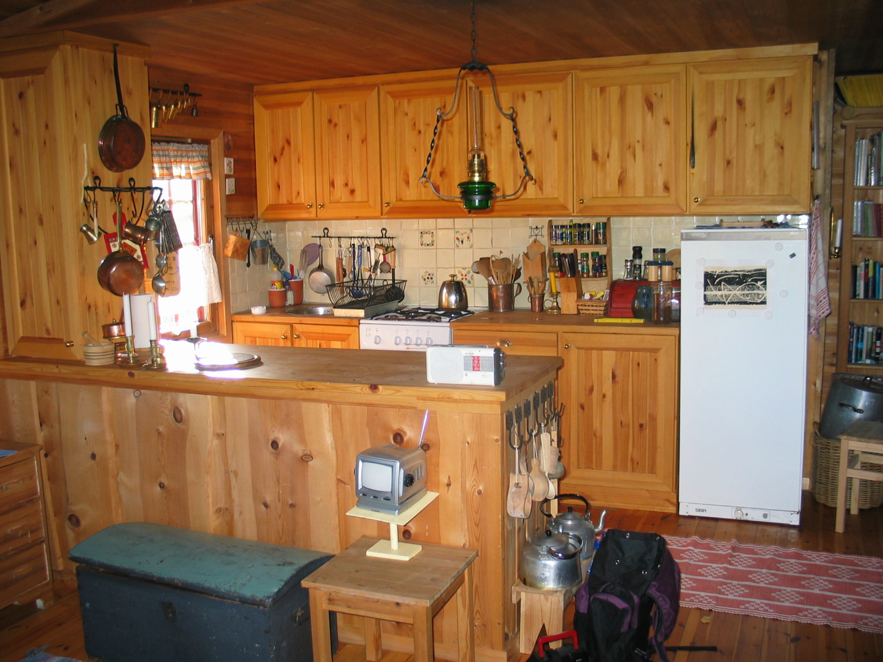 Kjøkkenet før; alle overflater var gule og forholdsvis mørke, med mye kvist. Alt i alt ga det et urolig inntrykk. 