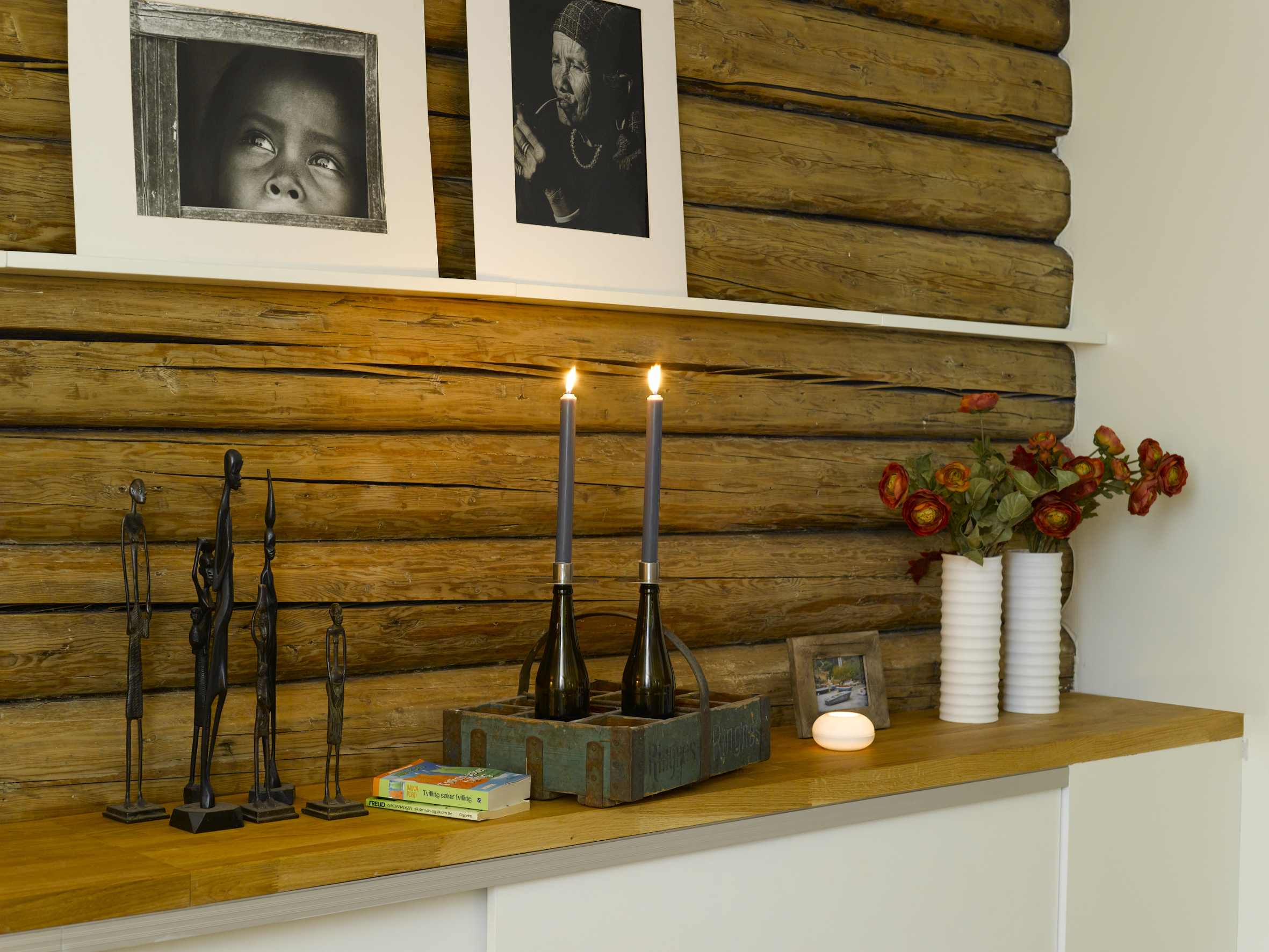 Et stramt, moderne skap er lekkert mot den gamle veggen, som har fått seg en omgang med flytende voks (Liberon Gotisk Patina, Alanor). 