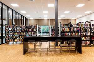 <b>BIBLIOTEKET:</b> Industriparkett på gulvet og trespiler på veggen bidrar til et godt akustisk miljø på biblioteket.