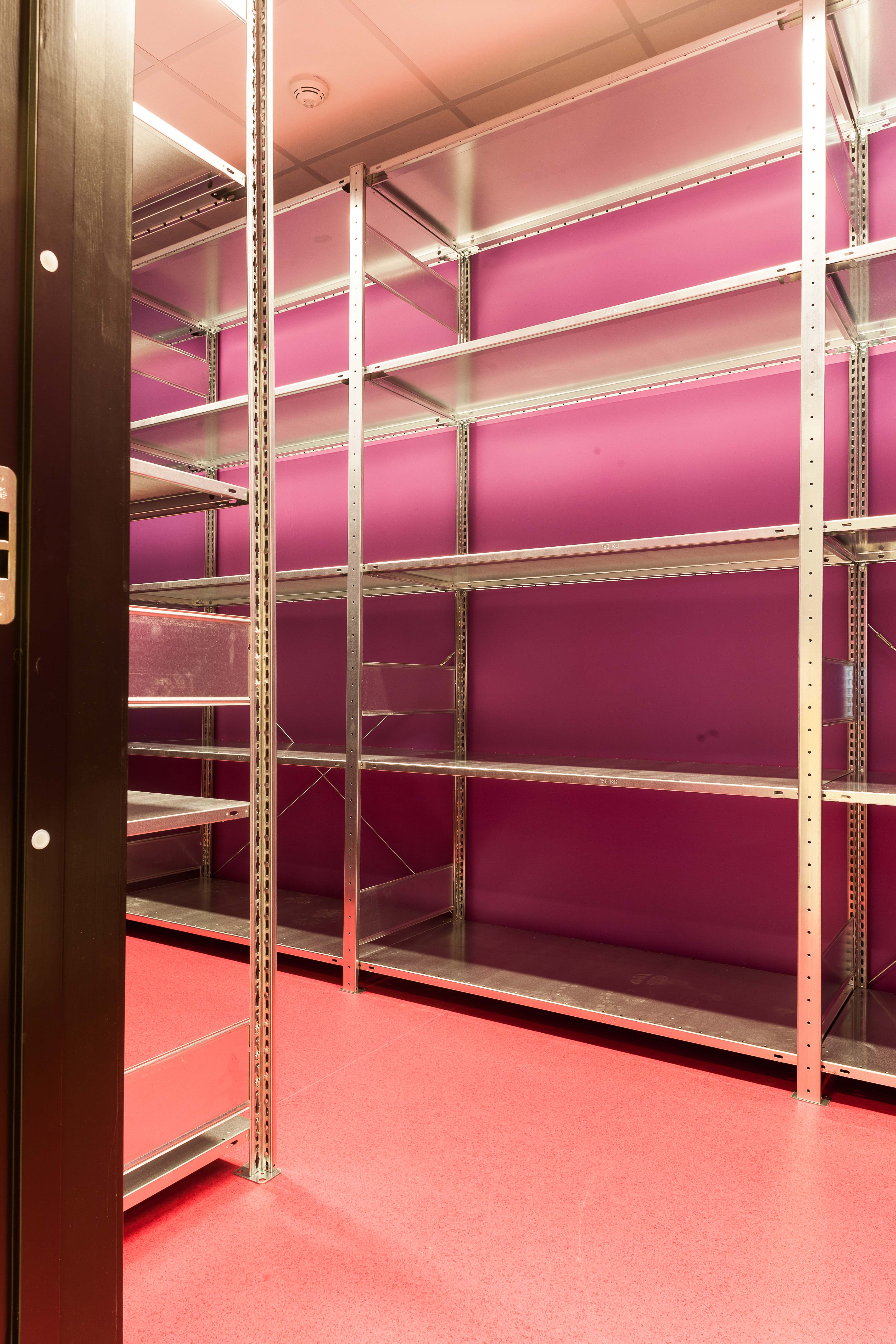 Fargekick i lagerrom på skole