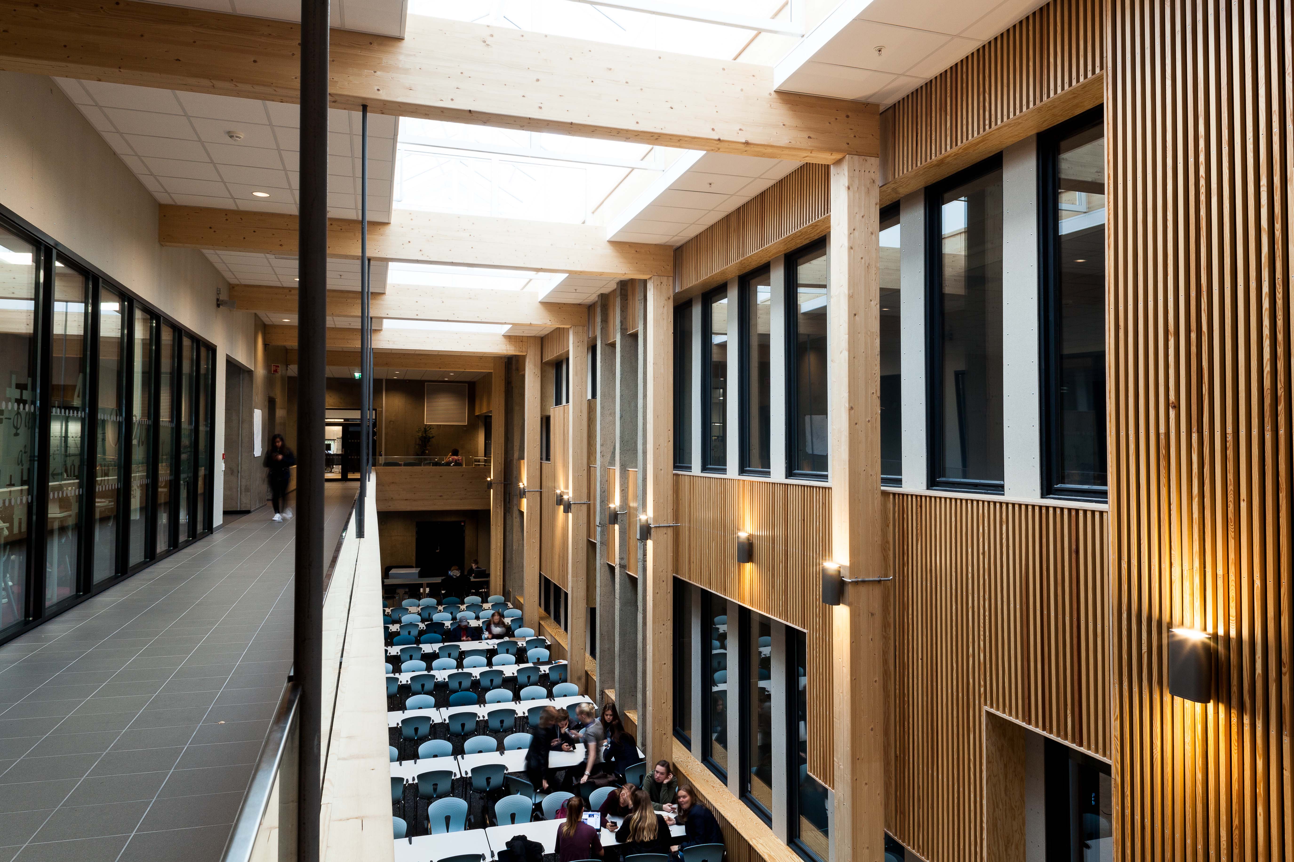 God akustikk med kortreiste materialer