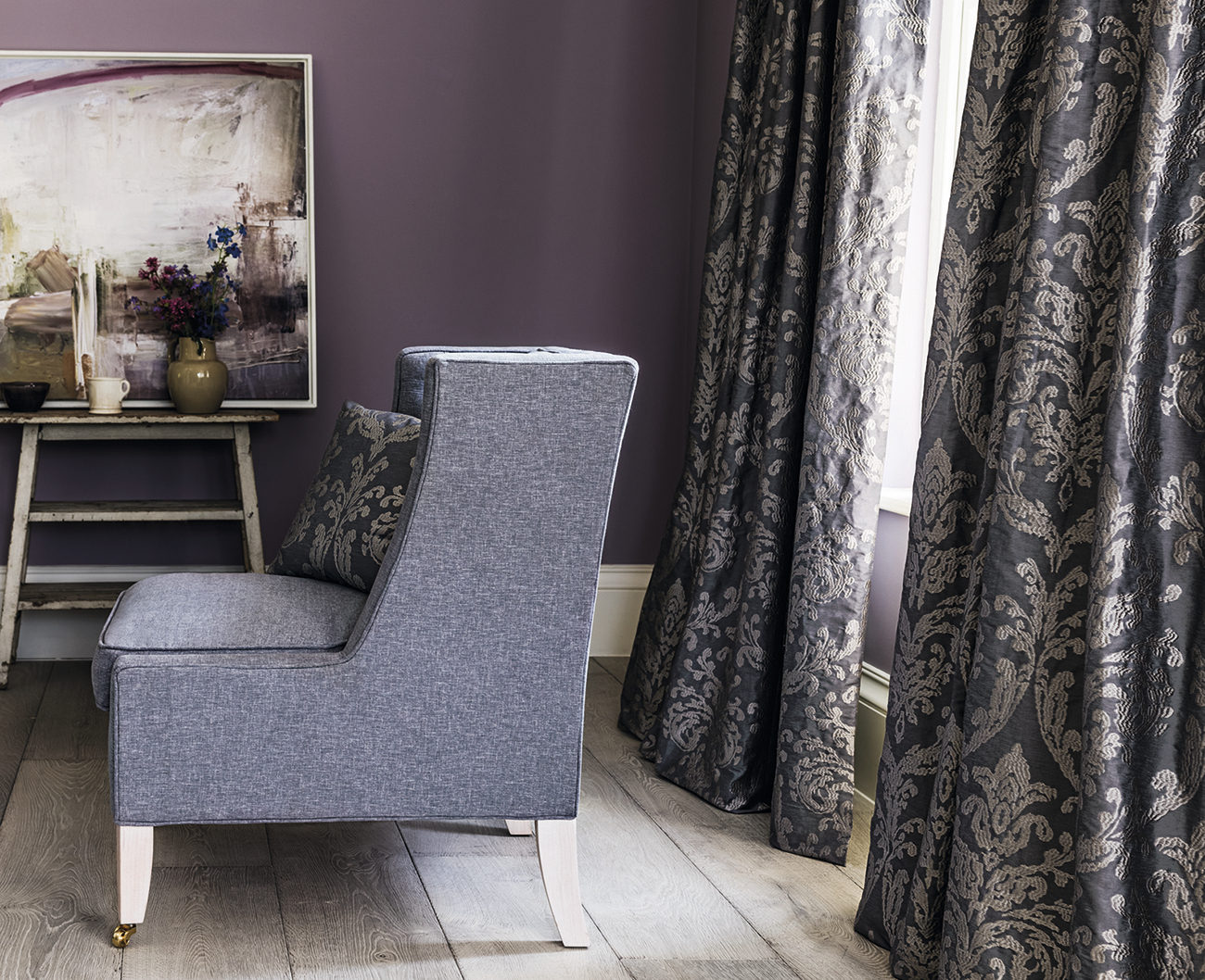 LUNER: Gardiner foran trekkfulle vinduer stenger kulden ute, og varmer både fysisk og psykisk. (Foto: INTAG)