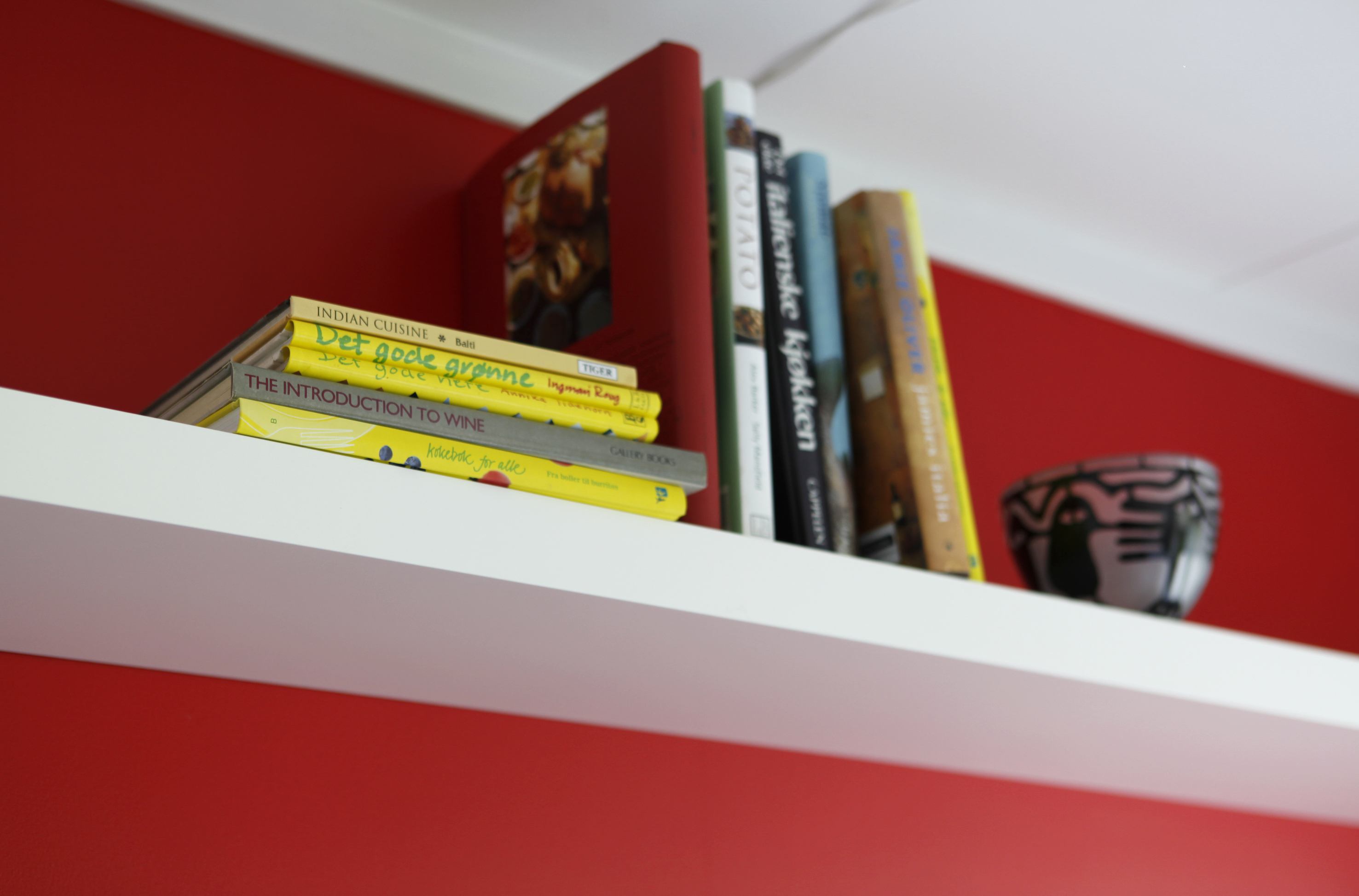 Plassen oppunder taket er utnyttet , og bokhyllen blir et dekorelement i tillegg til å være praktisk. 