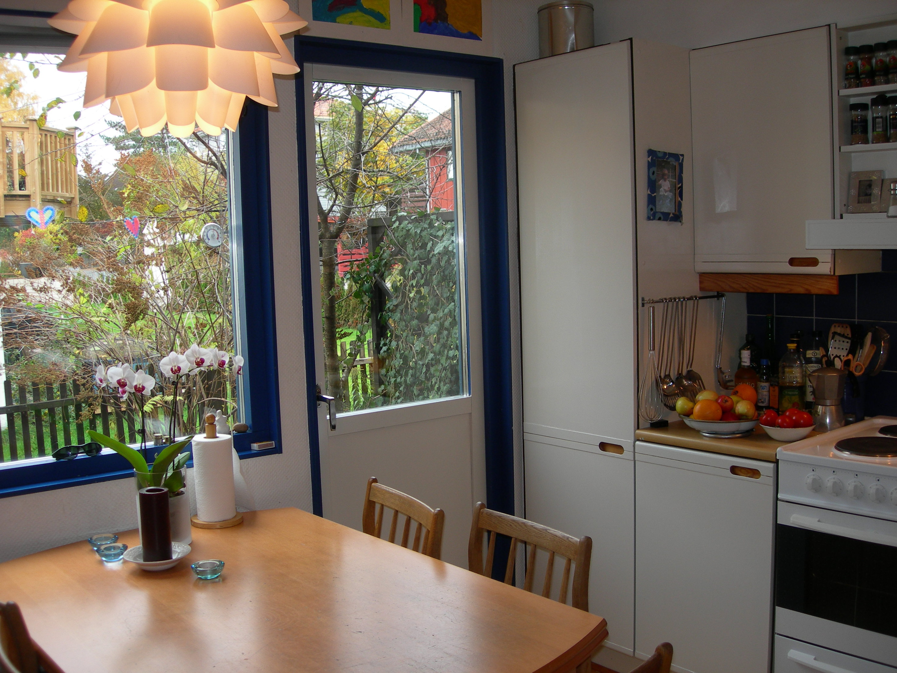 Kjøkkenet fra 1980-tallet var trangt og utdatert.