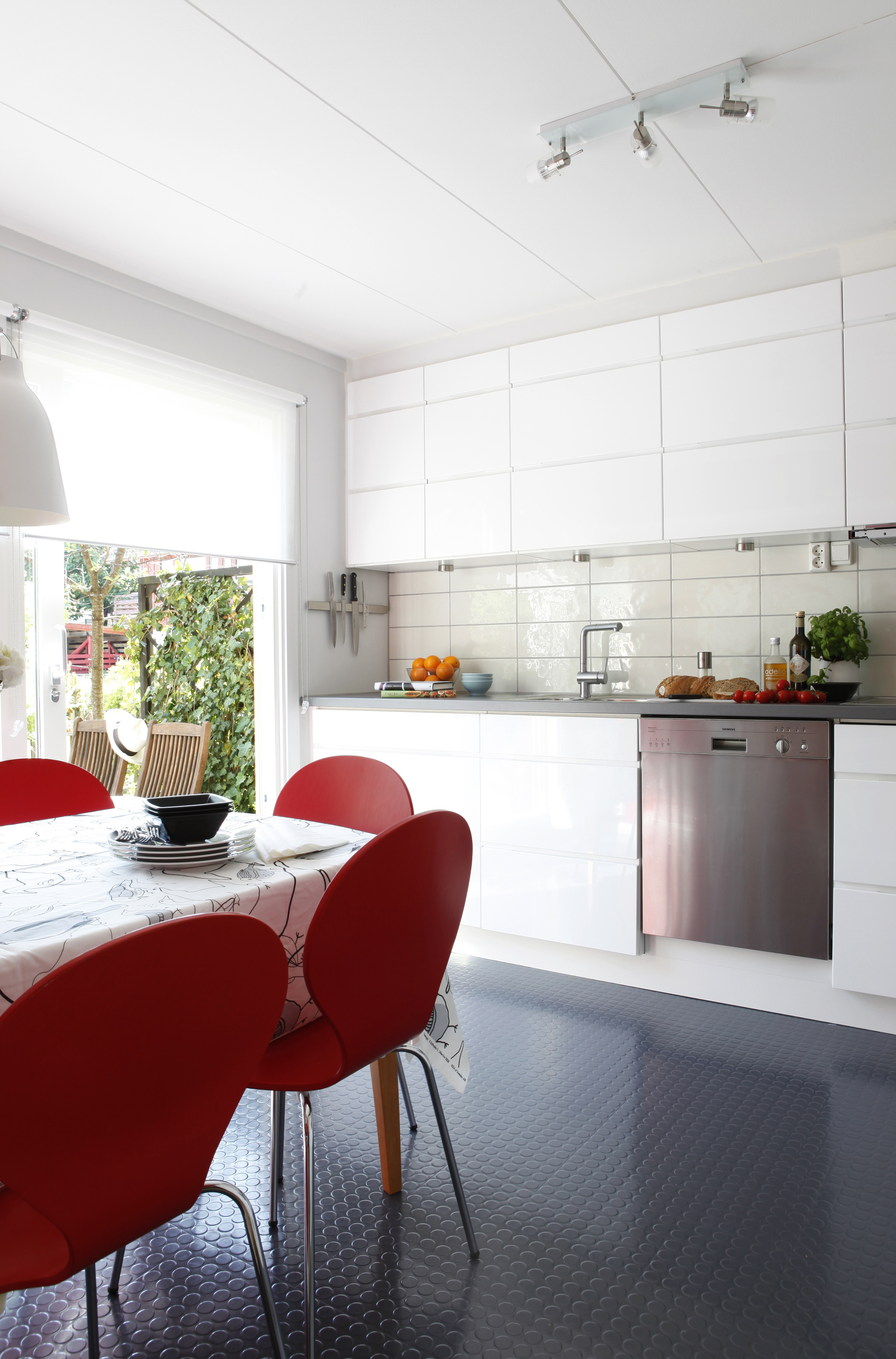 Lyset flommer inn og understreker de klare, rene fargene. 