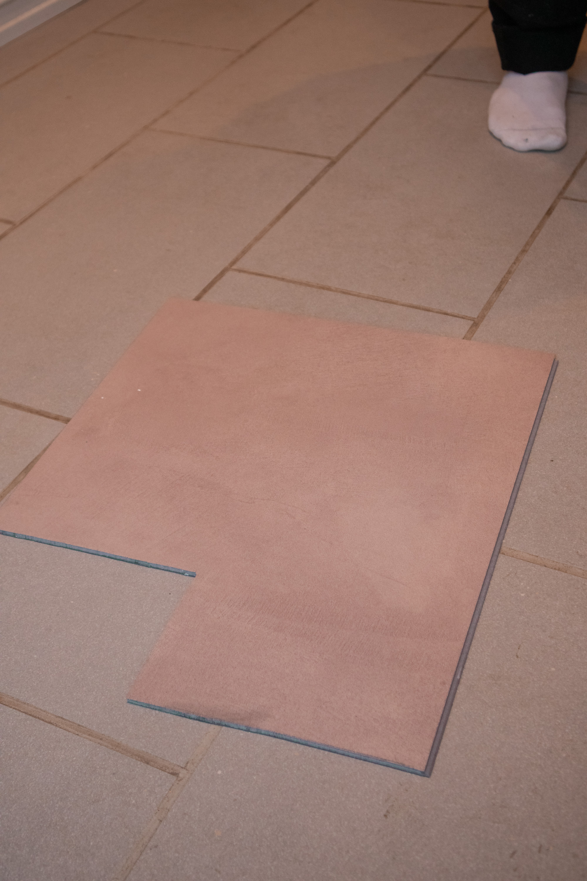 Pergos Limfjord vinylflis ligger oppå fliser på gang.