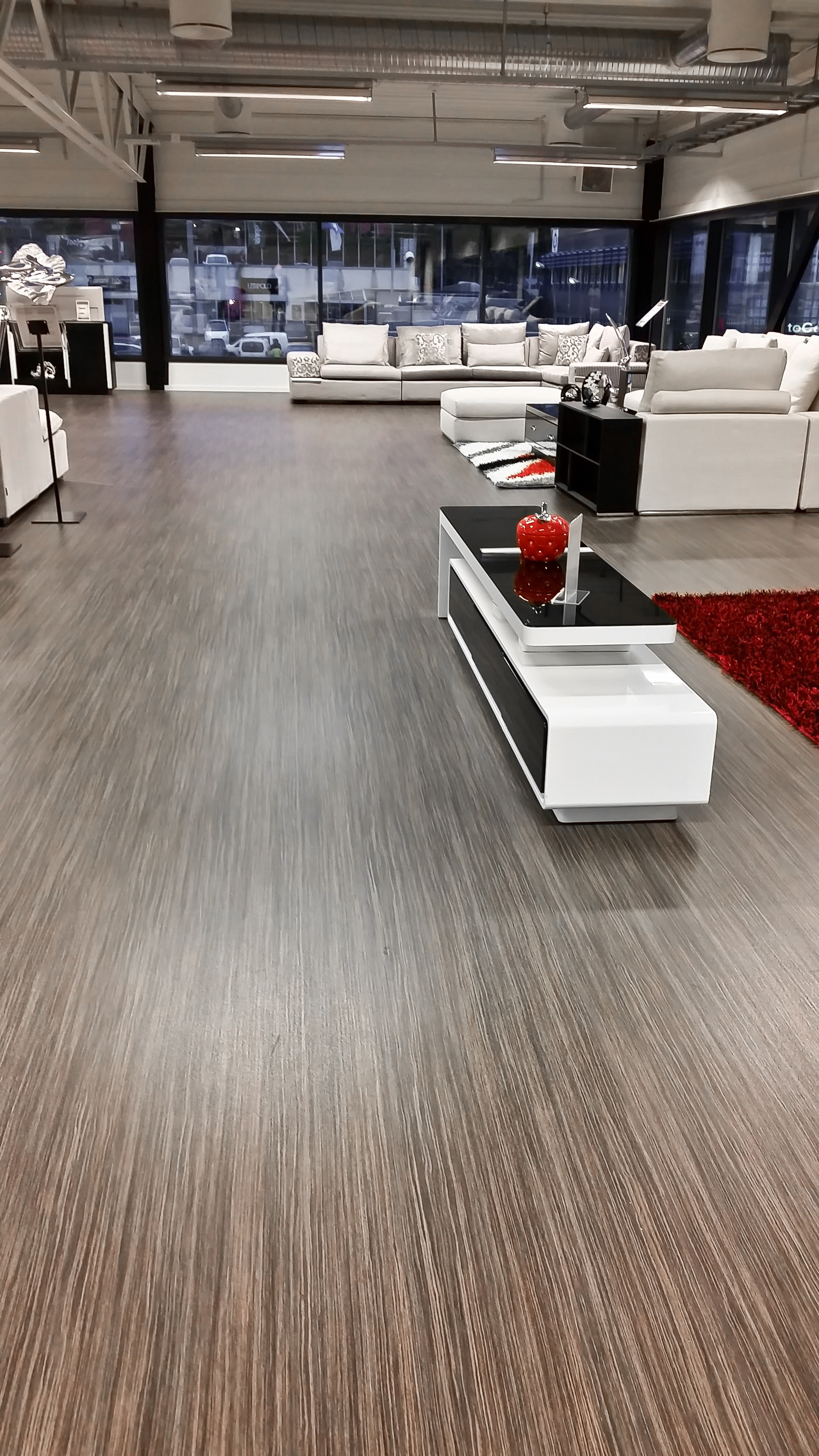 ROCKA: – Gulvet måtte skjøtes på tvers, og siden dette er et stripete belegg kunne det ha vært en utfordring. Men det gikk meget bra, sier Per Dagfinn Kristensen hos Polyflor.