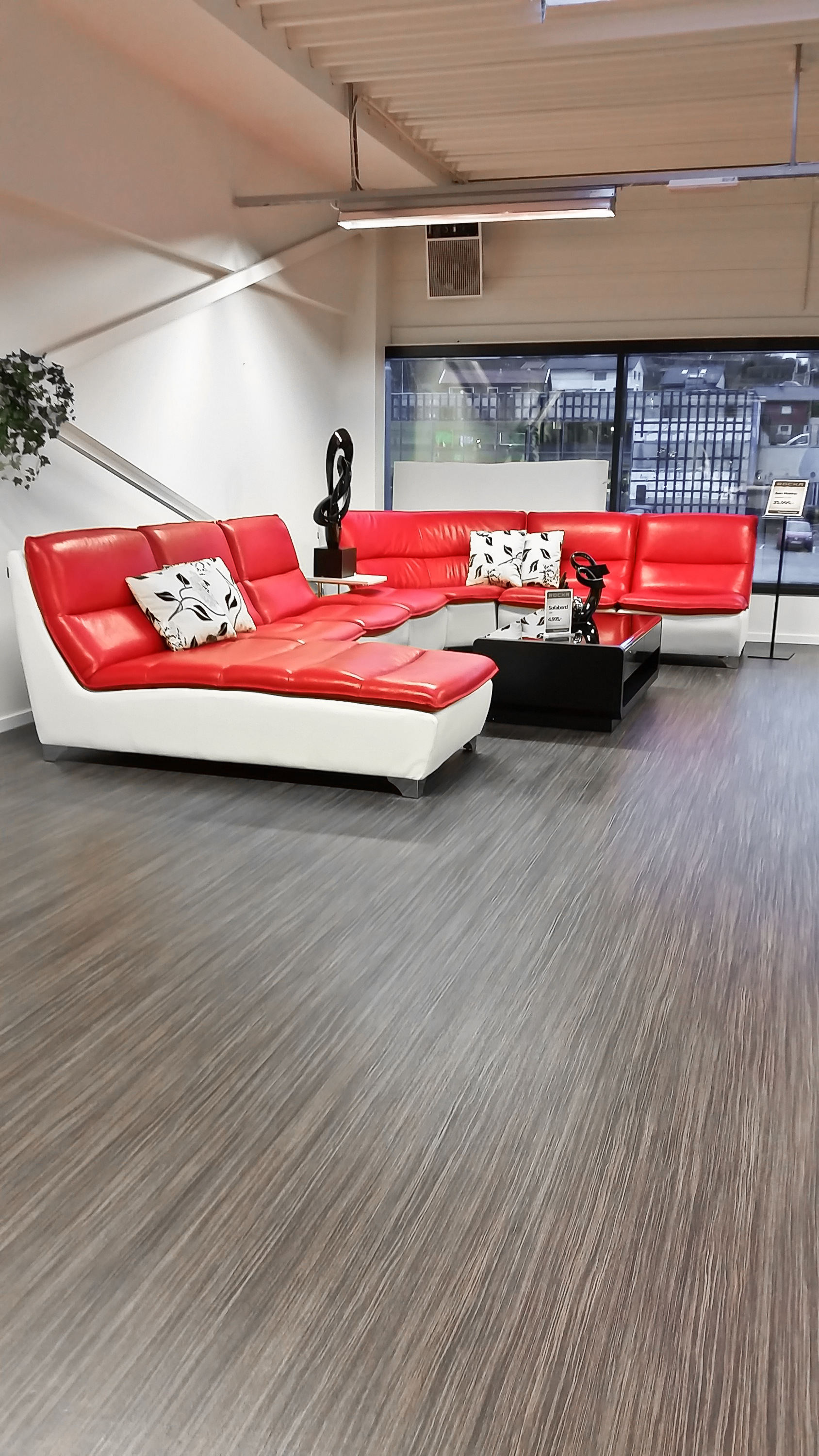 LYSFORHOLD: Rocka Møbler har vinduer langs hele fasaden som kaster slepelys over gulvet. Det gjør at kravene til et godt undergulv og godt håndverk fra gulvmontørene var store.