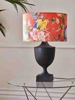 LAMPE MED LITT EKSTRA: Lampeskjermen er trukket med et tekstil fra Clarke&Clarke, design Golden Parrot. Føres av Storeys.