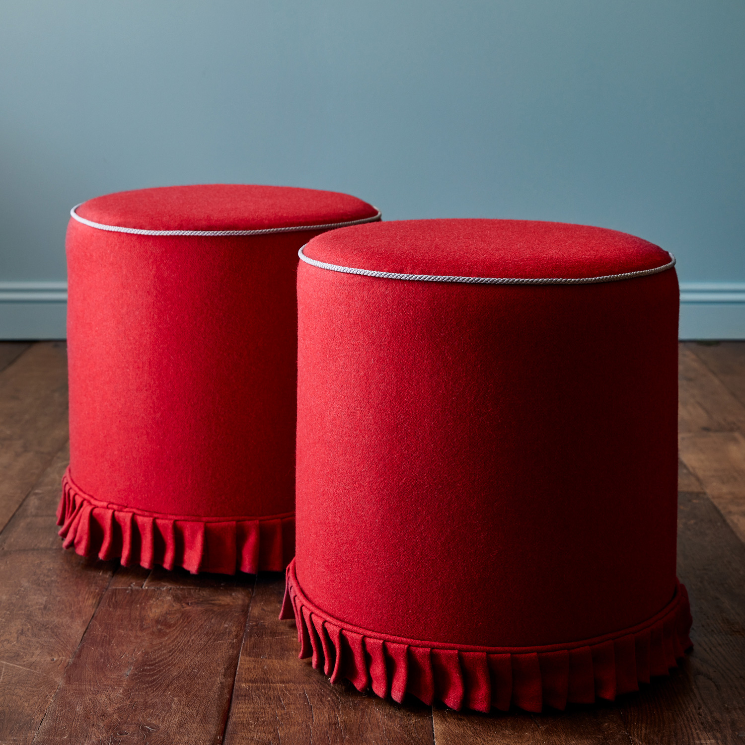 Rød puff i blått rom