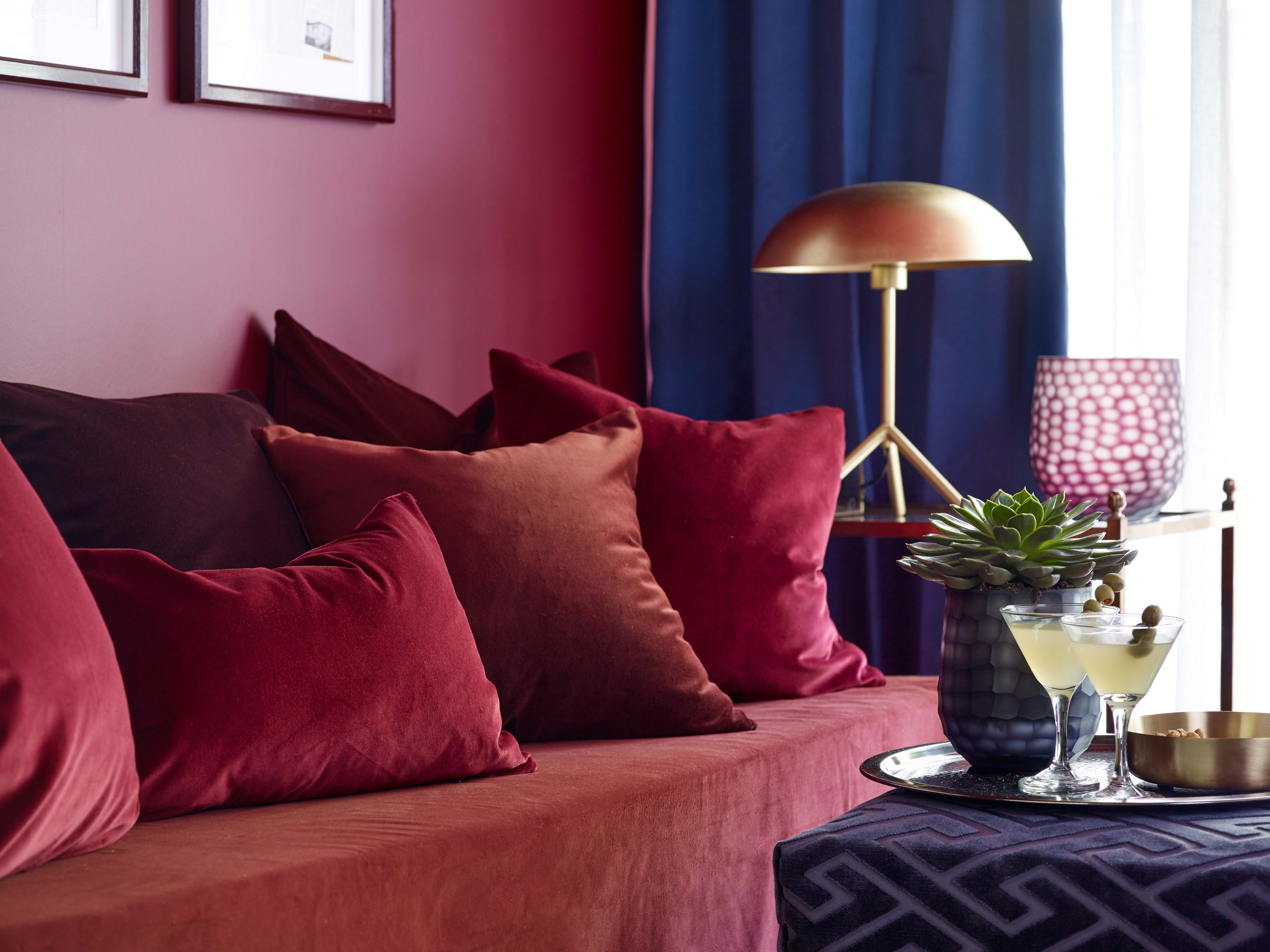 Mørkt rødt interiør