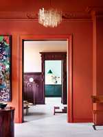 <b>FARGERIKT:</b> I denne fargerike leiligheten er den samme rødfargen brukt både på vegger, tak og listverk. Alt er malt i fargen Brown Red fra Pure & Original. Dør/listverk er malt med «Traditional Paint lacquer waterbased», mens veggen er malt med «Classico». (Foto: Margaret de Lange)