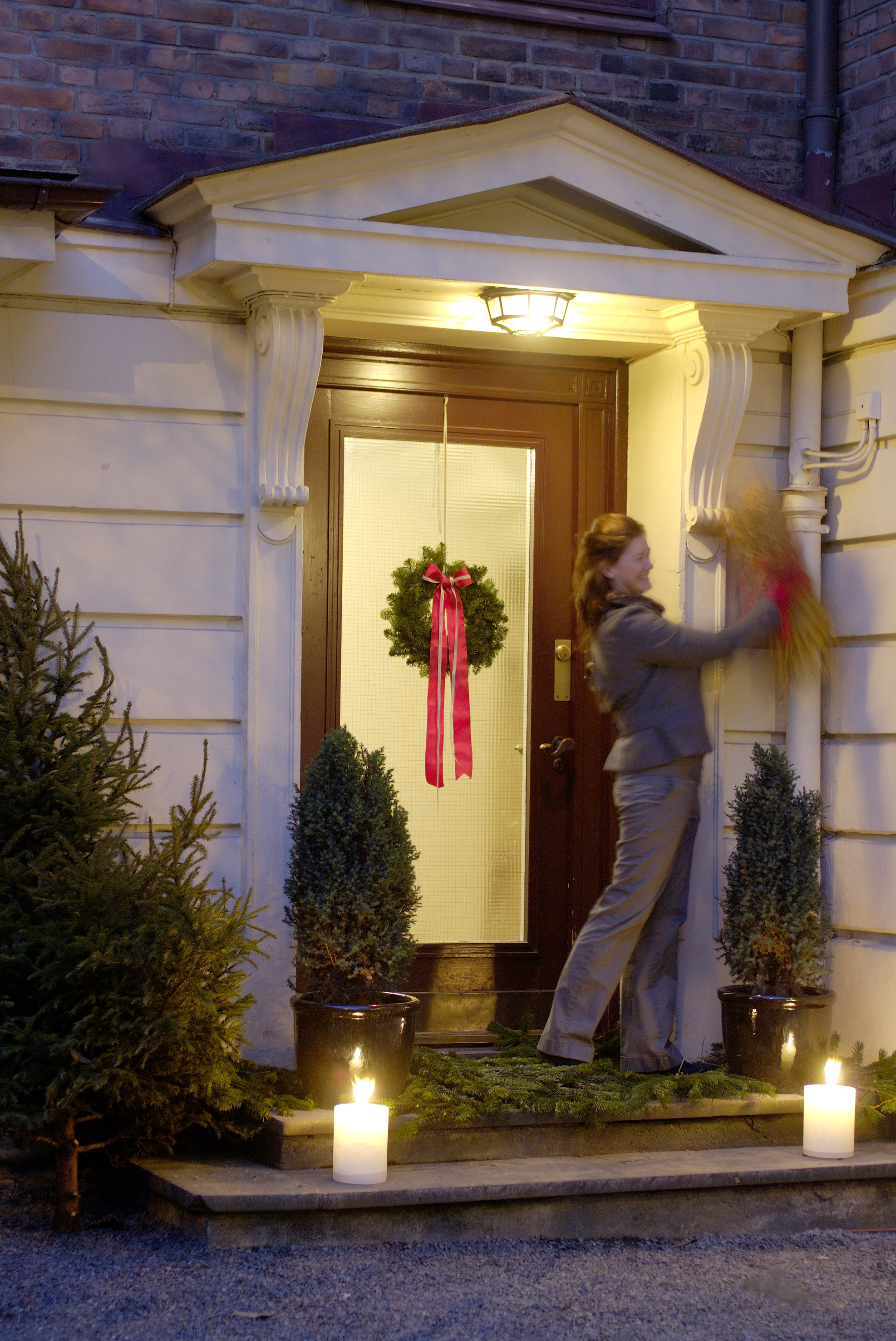 KLAR TIL JUL: Noen lys, litt granbar, et fuglenek og en rød sløyfe; Da er det er jul! (Foto: Anne Manglerud/Green Apple)