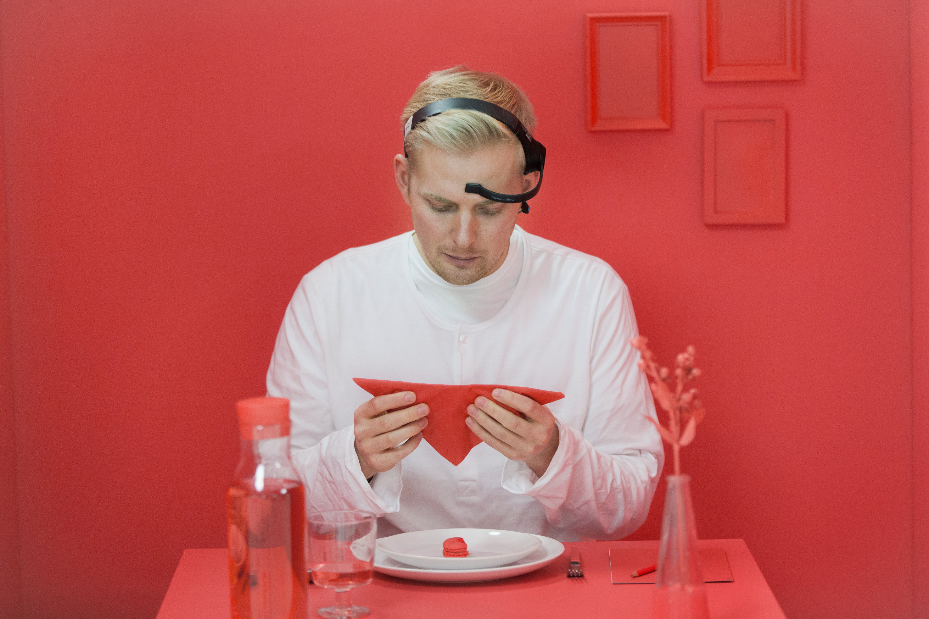 Rødt aktiviserte delta, theta og alfa. Så her er vi i avslappet modus, samt at evnen til å lære og huske, kreativitet og følelser synes tydelig trigget.